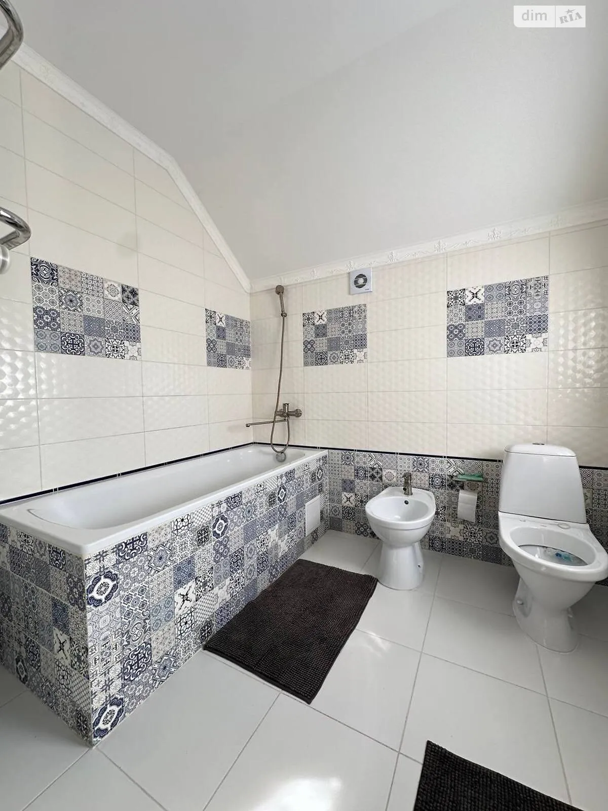 Продается дом на 2 этажа 160 кв. м с участком, цена: 198000 $ - фото 1