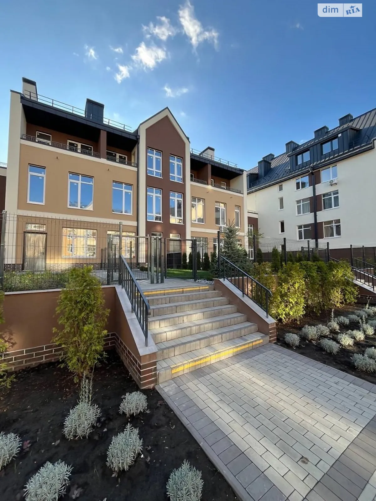 Продается 3-комнатная квартира 97.4 кв. м в Броварах, ул. Согласия, 38 - фото 1