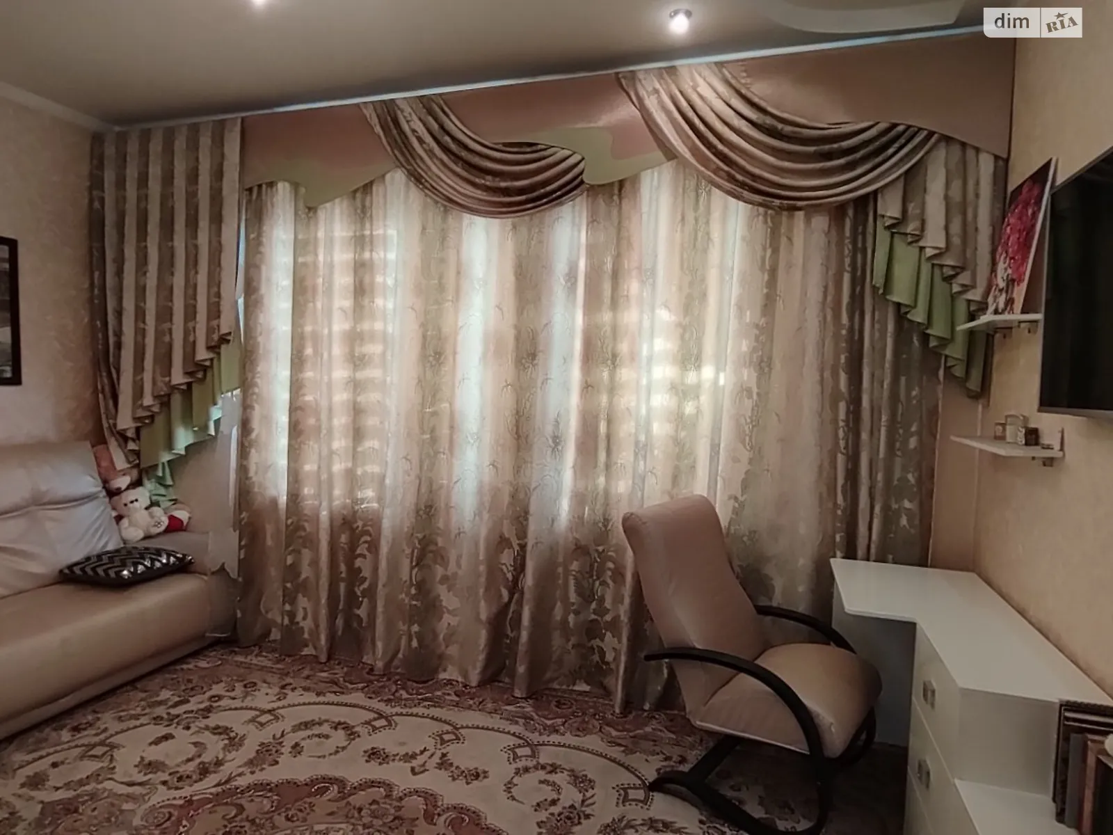 Продается дом на 3 этажа 450 кв. м с камином, цена: 230000 $ - фото 1