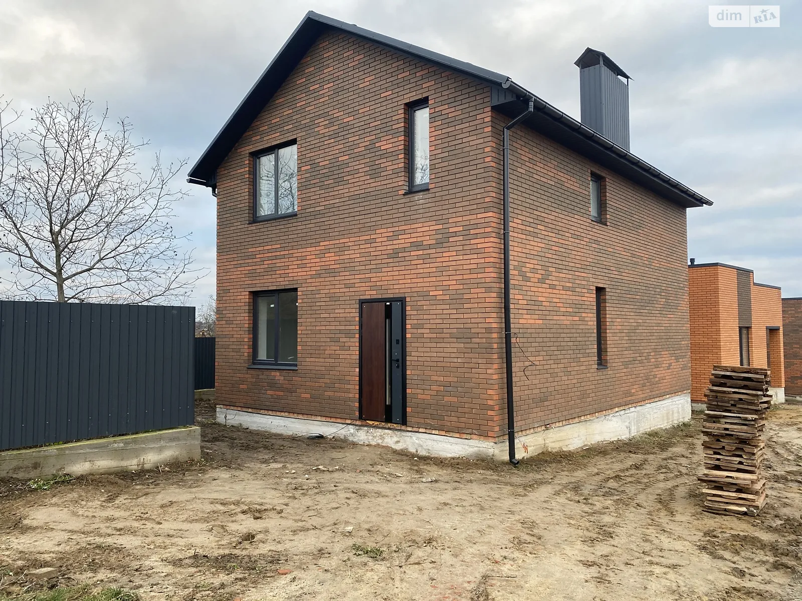 Продается дом на 2 этажа 112 кв. м с бассейном, цена: 87000 $ - фото 1