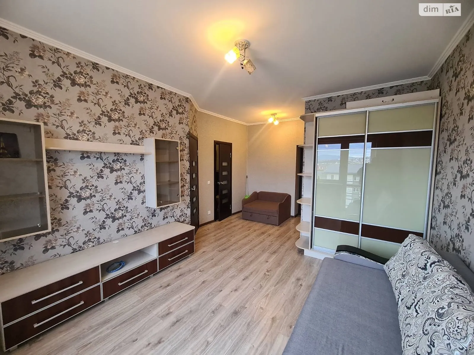 Продается 1-комнатная квартира 34.6 кв. м в Ужгороде, ул. Енковская, 25 - фото 1