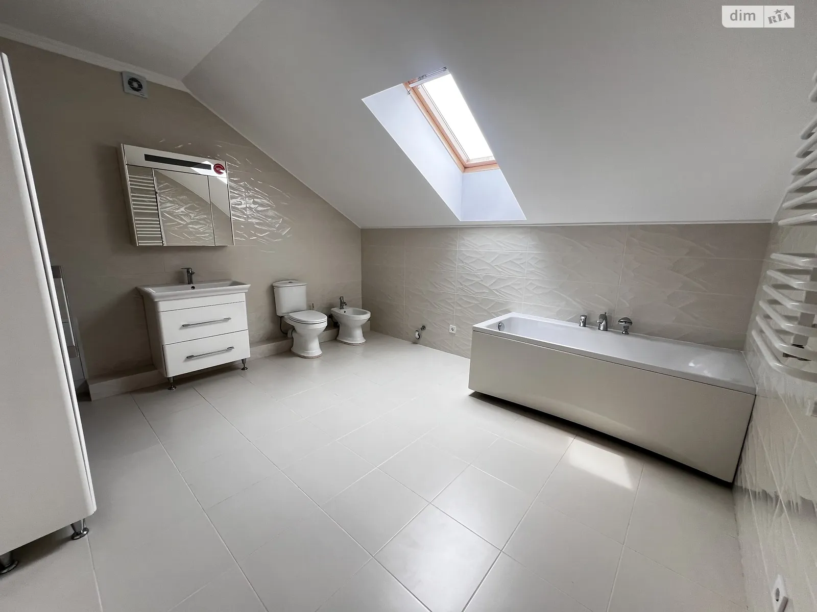 Продается дом на 2 этажа 160 кв. м с балконом, цена: 290000 $ - фото 1