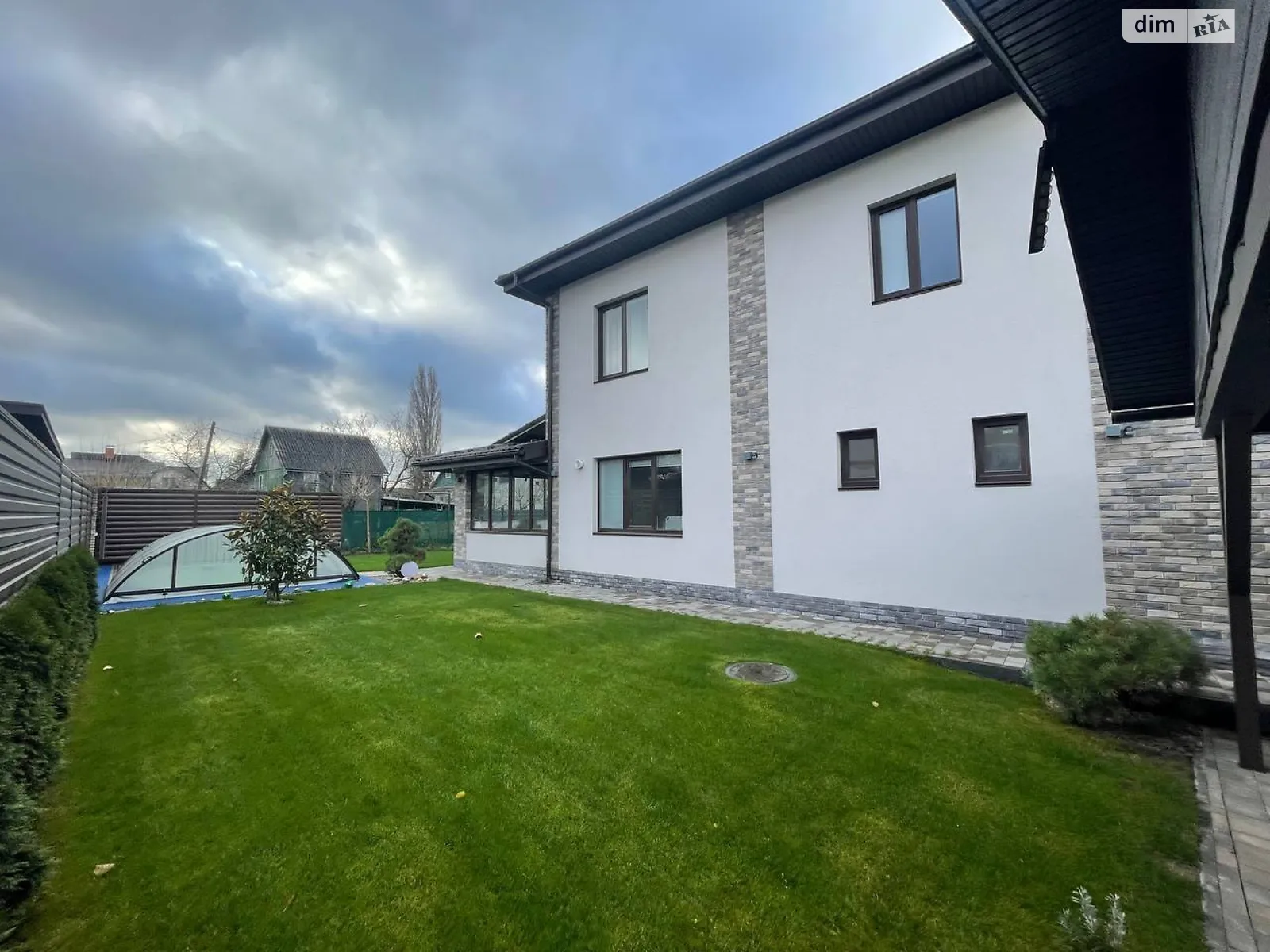 Сдается в аренду дом на 2 этажа 199 кв. м с верандой, цена: 3200 $ - фото 1