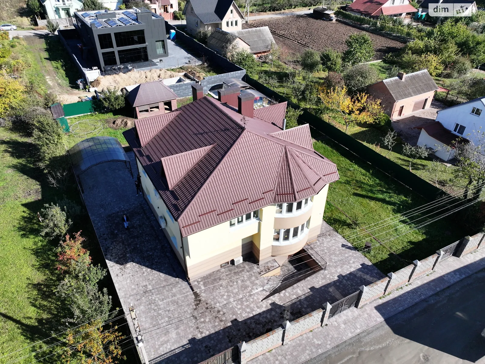 Продается дом на 3 этажа 230 кв. м с бассейном, цена: 300000 $ - фото 1