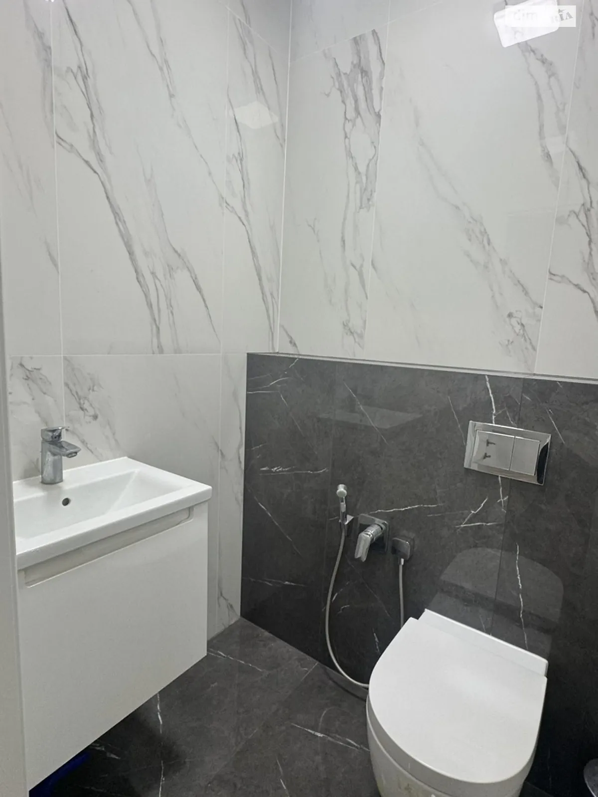 Продается офис 56 кв. м в бизнес-центре, цена: 63000 $ - фото 1