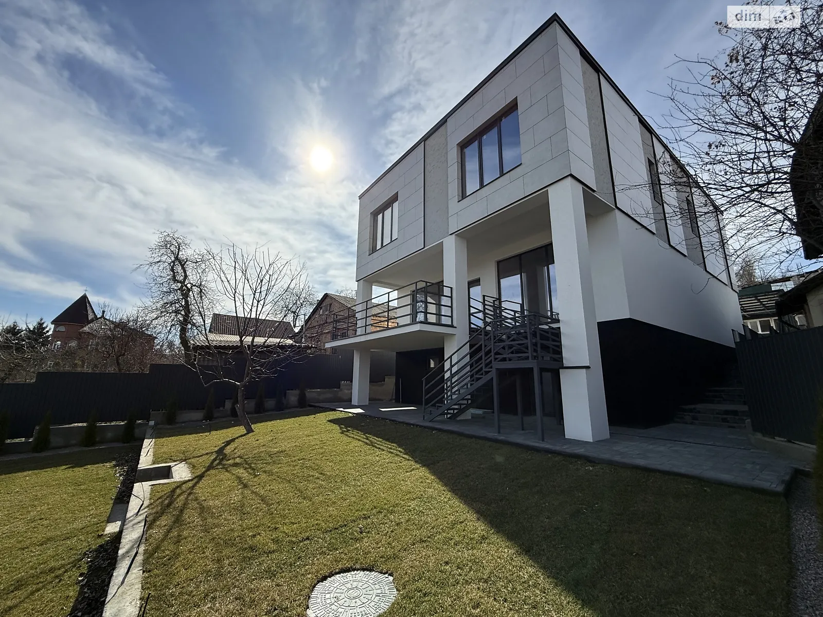 Продается дом на 3 этажа 320 кв. м с камином, цена: 550000 $ - фото 1