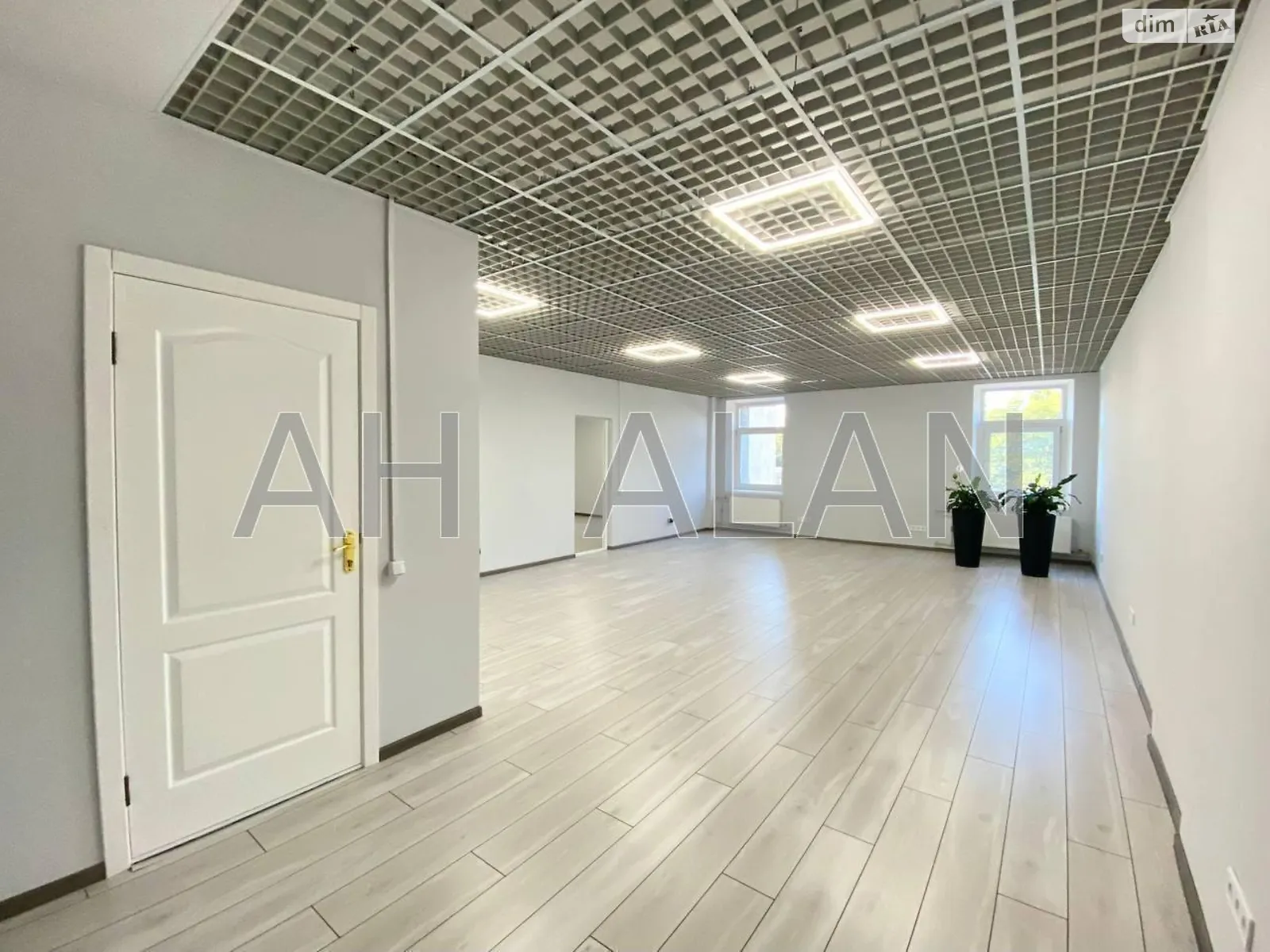 Сдается в аренду офис 89.7 кв. м в бизнес-центре, цена: 25116 грн - фото 1