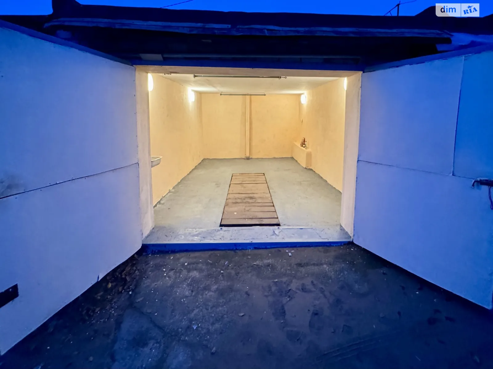 Продается место в гаражном кооперативе под легковое авто на 41 кв. м, цена: 10500 $ - фото 1