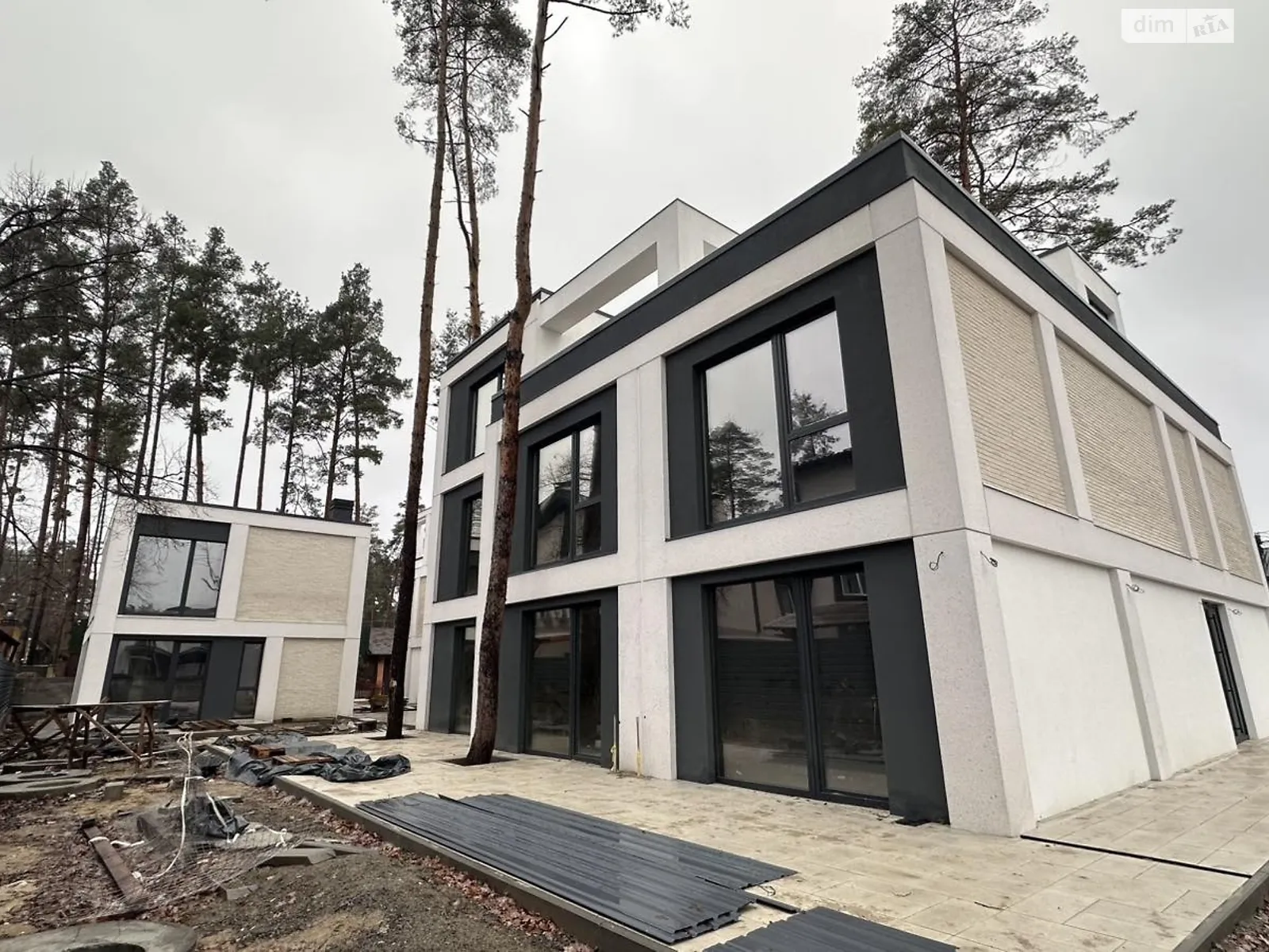 Продается дом на 3 этажа 121 кв. м с гаражом, цена: 145000 $ - фото 1