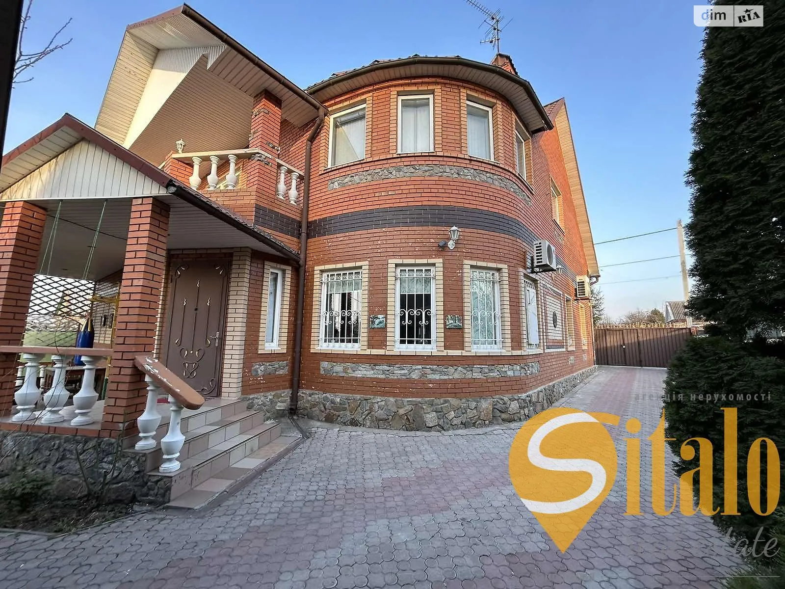 Продается дом на 2 этажа 240 кв. м с бассейном, цена: 90000 $ - фото 1