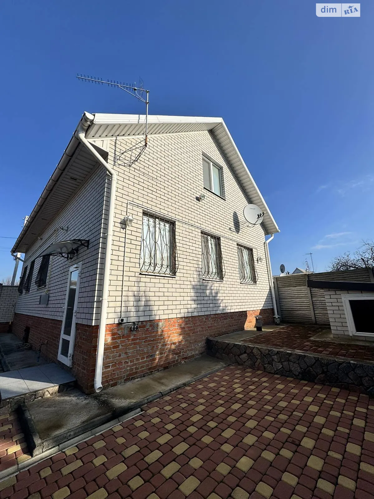 Продается дом на 2 этажа 134.8 кв. м с бассейном, цена: 150000 $ - фото 1