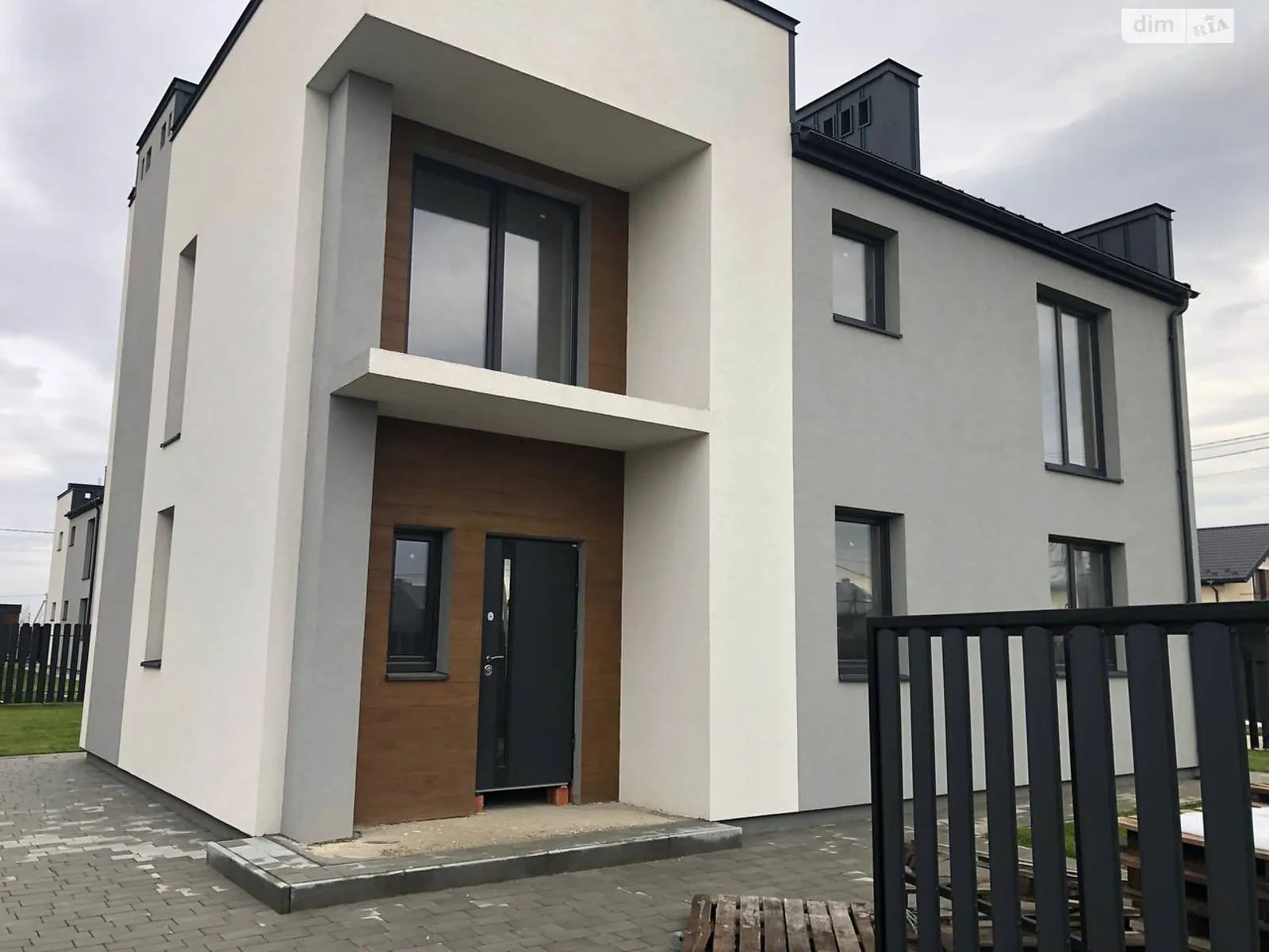 Продается дом на 2 этажа 142 кв. м с участком, цена: 134900 $ - фото 1