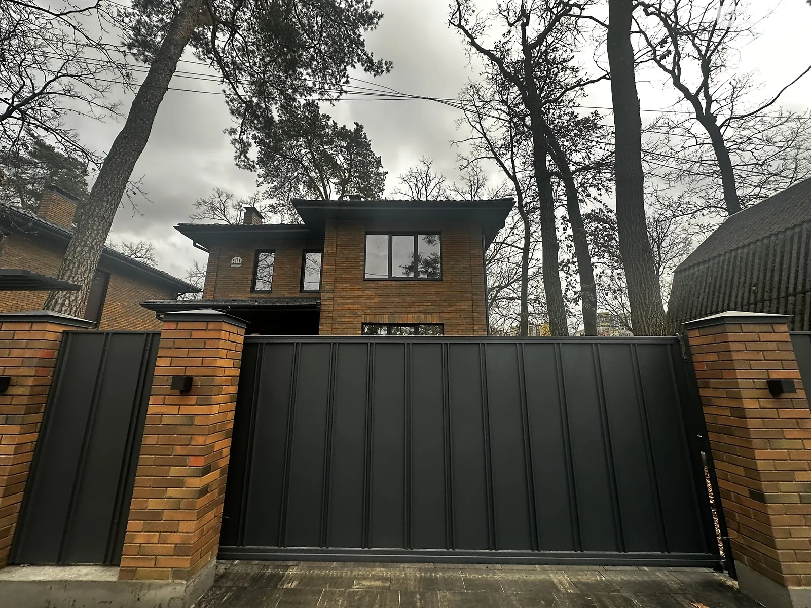 Продается дом на 2 этажа 130 кв. м с гаражом, цена: 190000 $ - фото 1