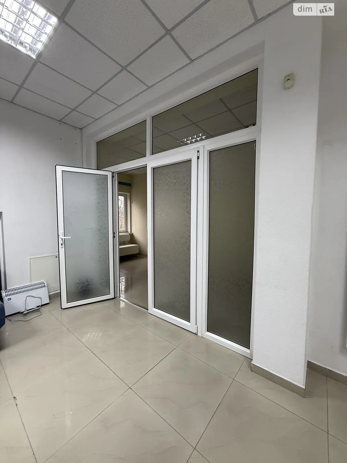Сдается в аренду офис 26 кв. м в бизнес-центре, цена: 12000 грн - фото 1