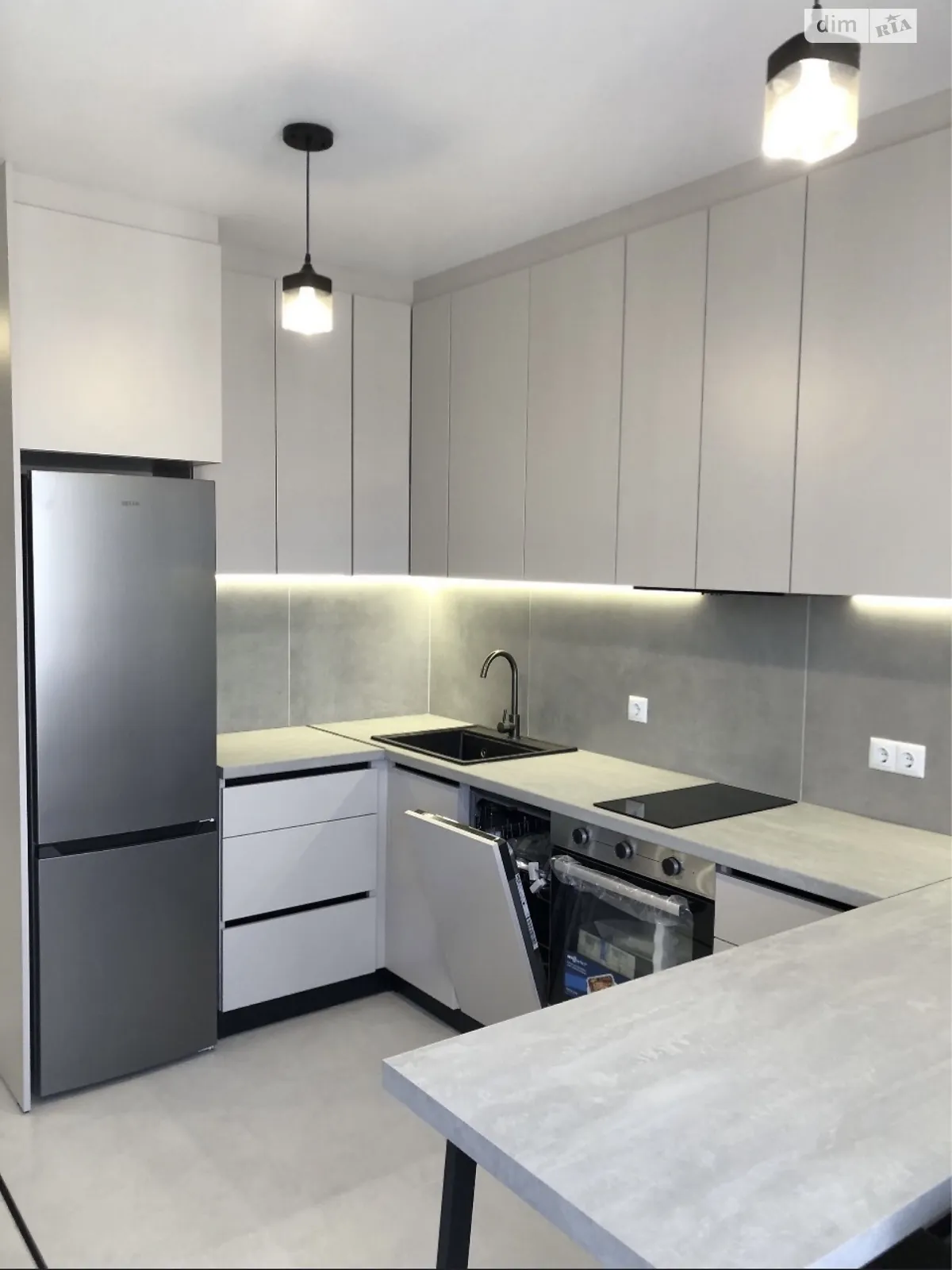 Продается 1-комнатная квартира 45 кв. м в Одессе, ул. Академика Сахарова, 3Е - фото 1