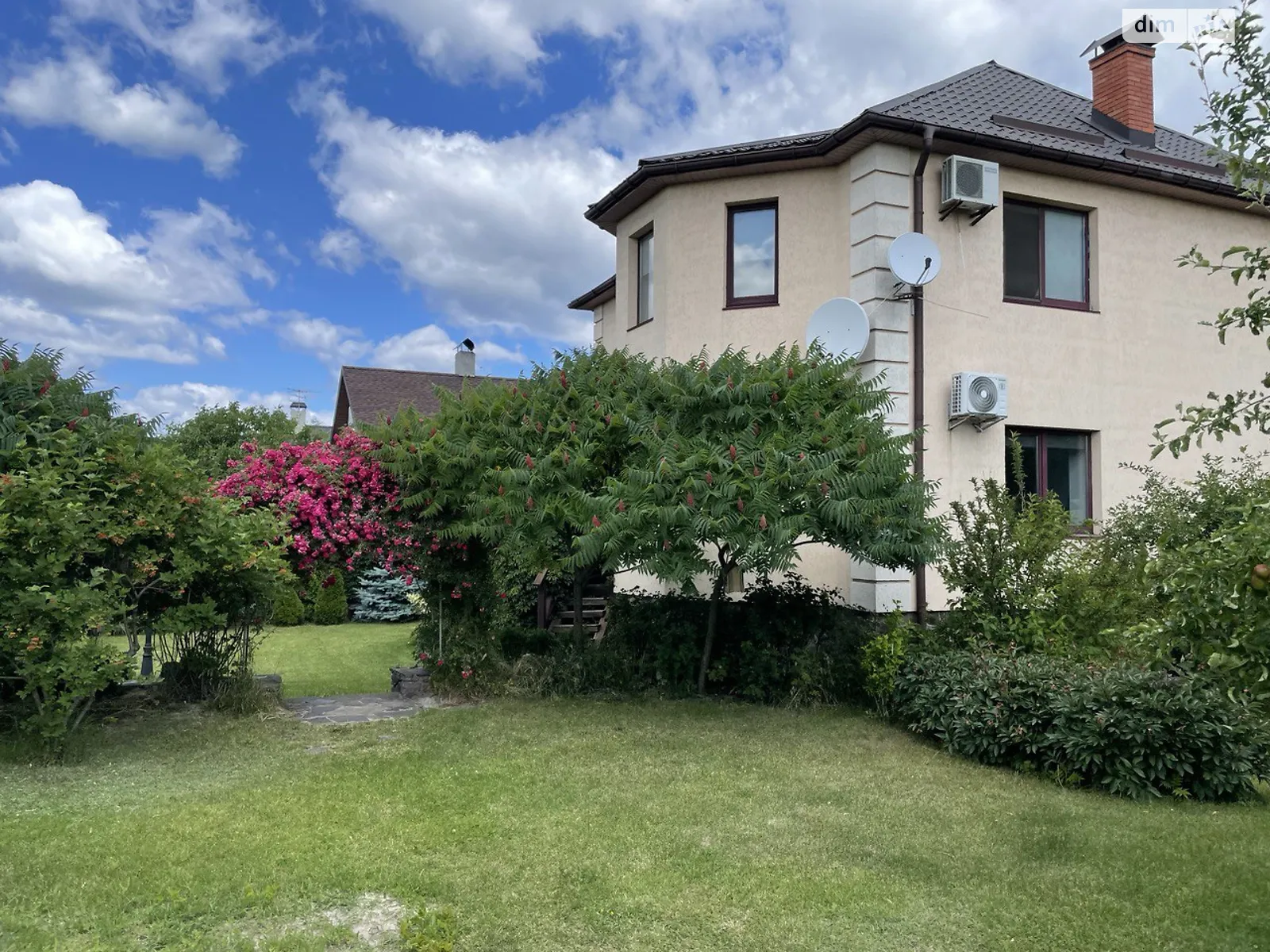 Сдается в аренду дом на 2 этажа 224 кв. м с мансардой, цена: 1000 $ - фото 1