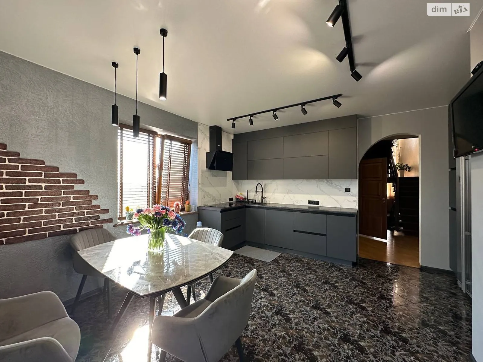 Продается дом на 2 этажа 246.5 кв. м с бассейном, цена: 185000 $ - фото 1