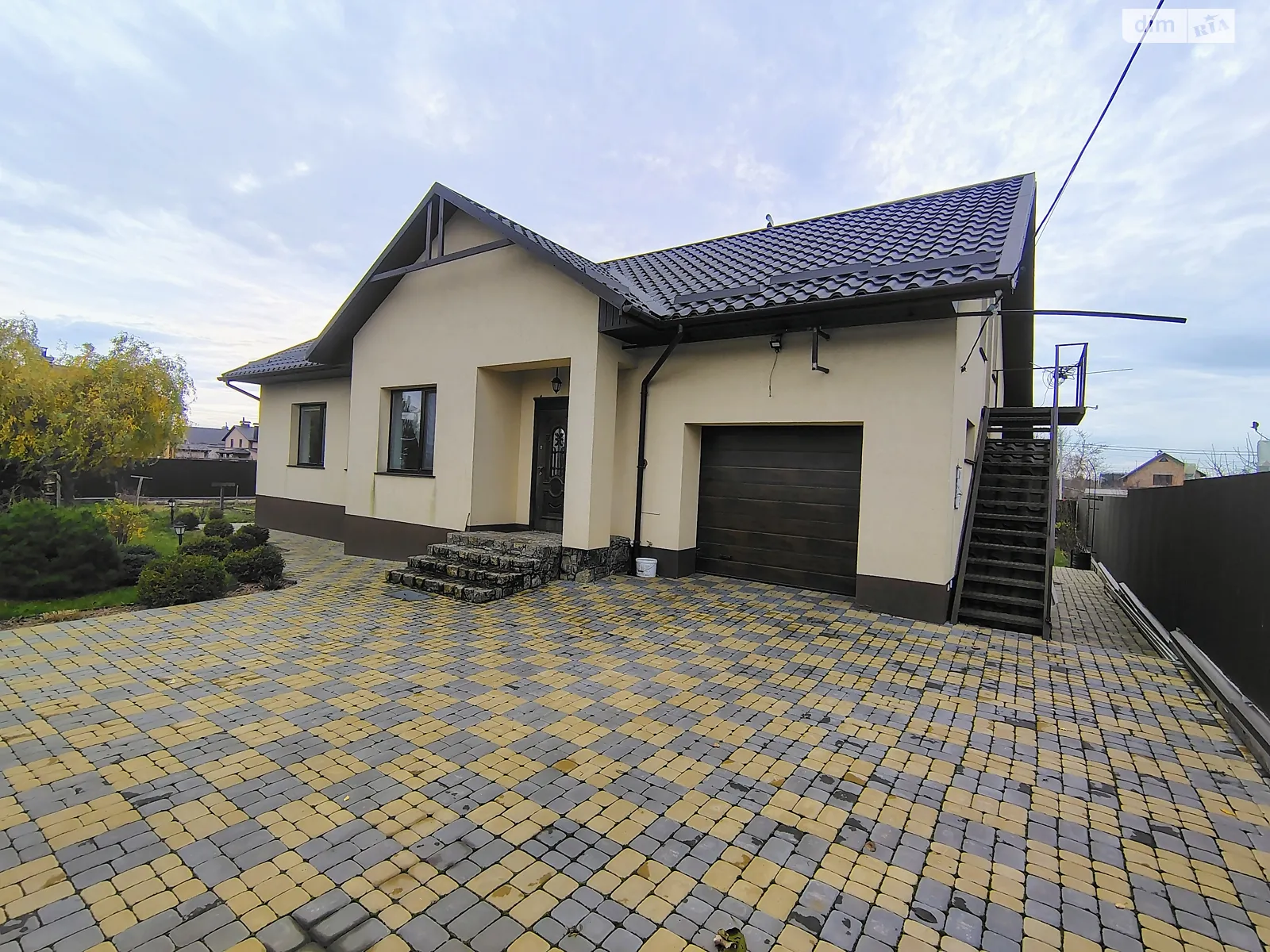 Сдается в аренду одноэтажный дом 100 кв. м с камином, цена: 1200 $ - фото 1