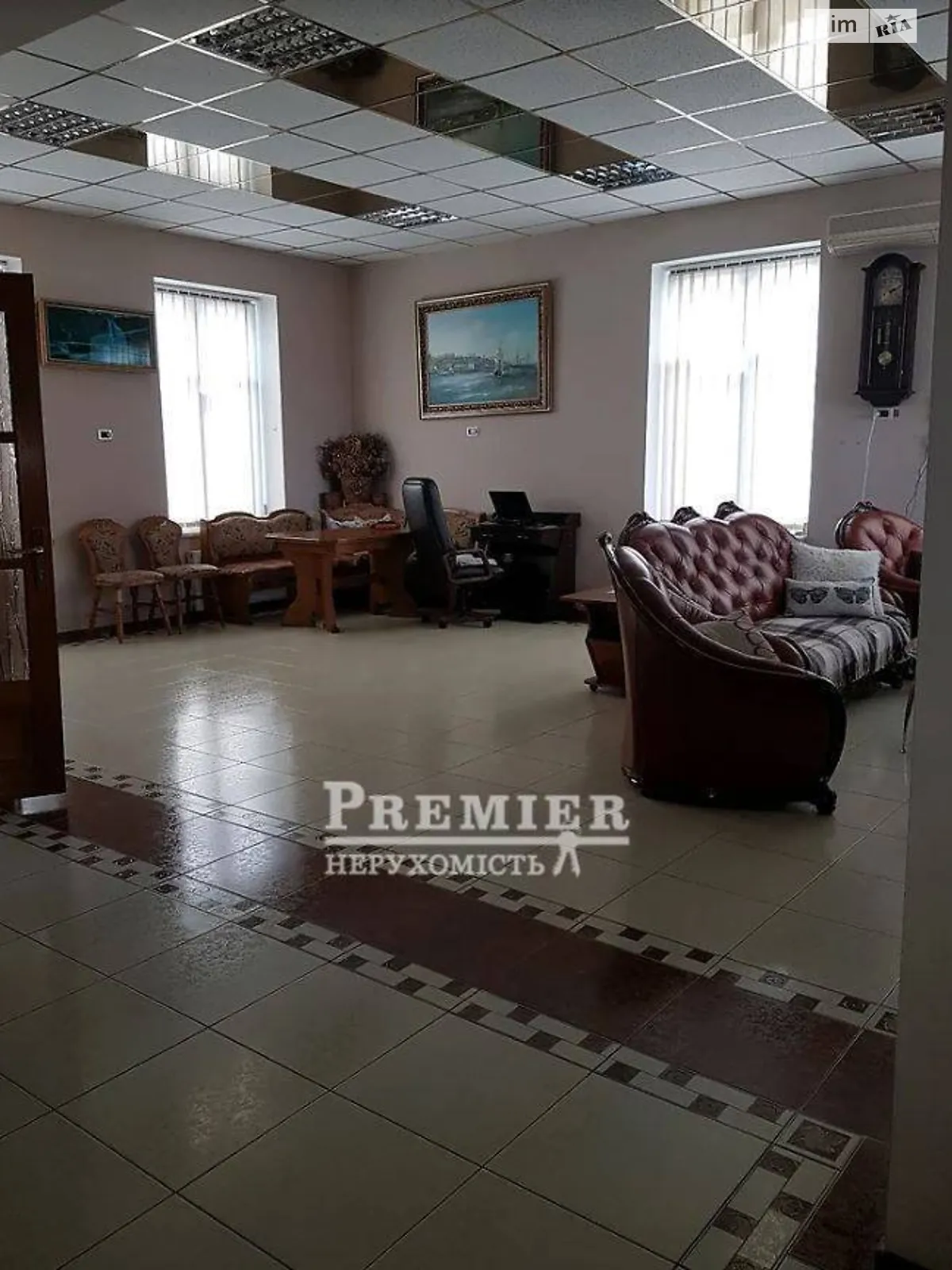 Продается дом на 3 этажа 400 кв. м с бассейном, цена: 340000 $ - фото 1