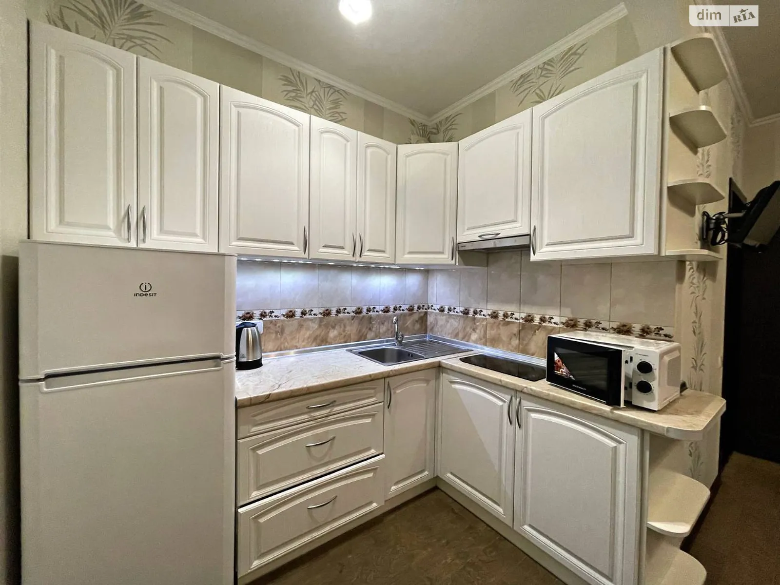 Сдается в аренду 1-комнатная квартира 25 кв. м в Киеве, ул. Кальвильная, 38 - фото 1