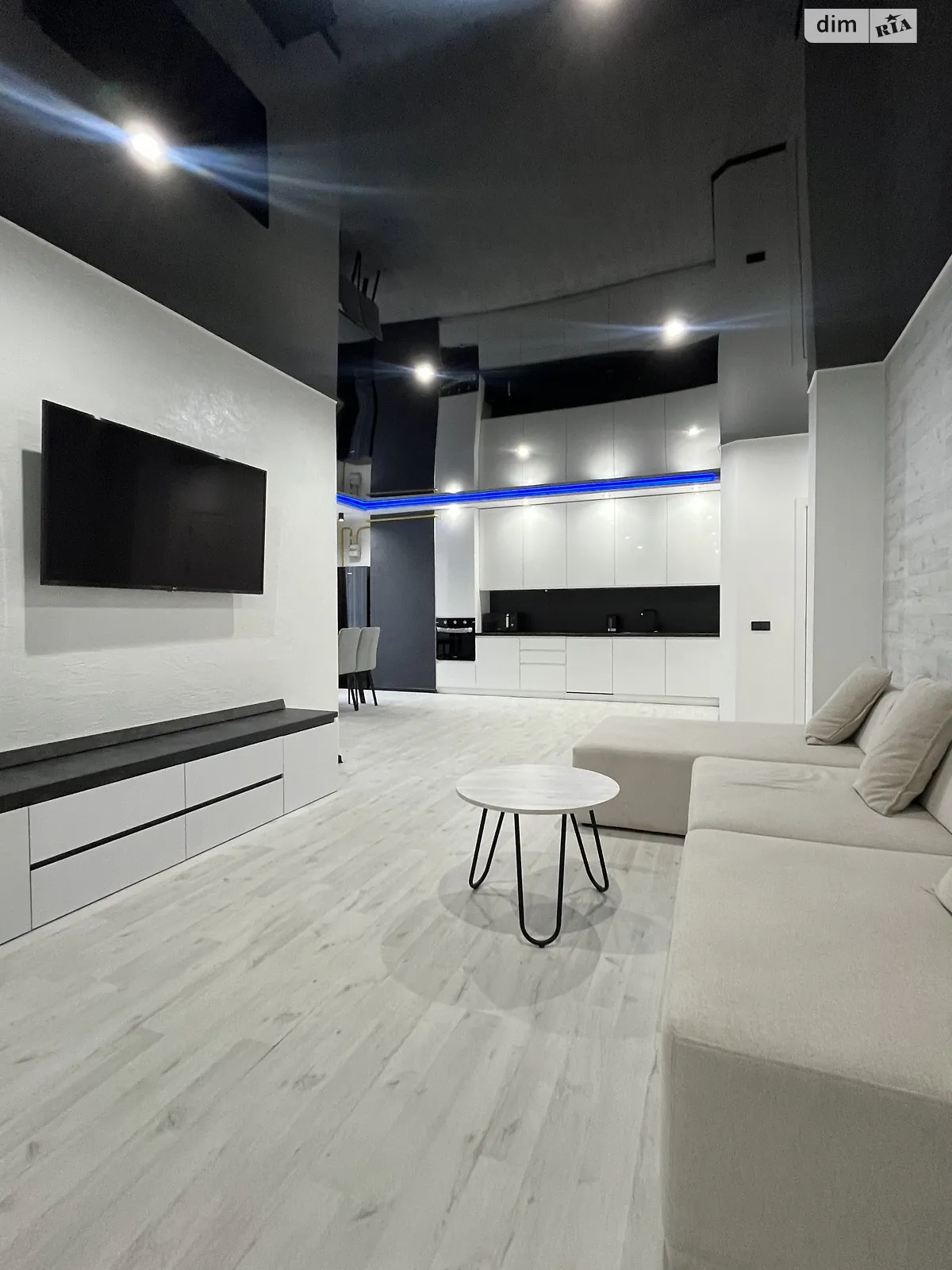 Сдается в аренду 1-комнатная квартира 80 кв. м в, цена: 700 $ - фото 1