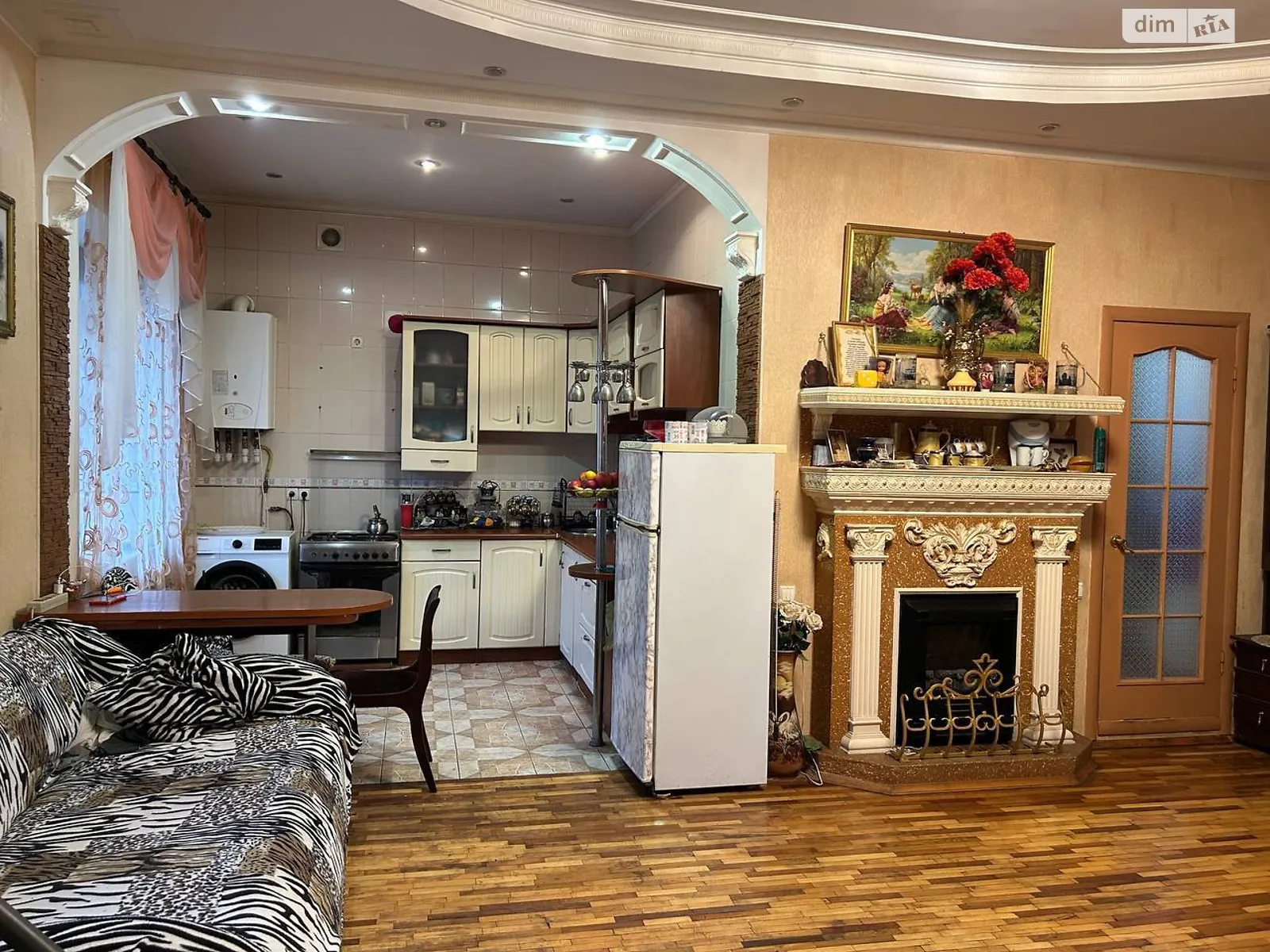 Продается дом на 3 этажа 202 кв. м с участком, цена: 129999 $ - фото 1