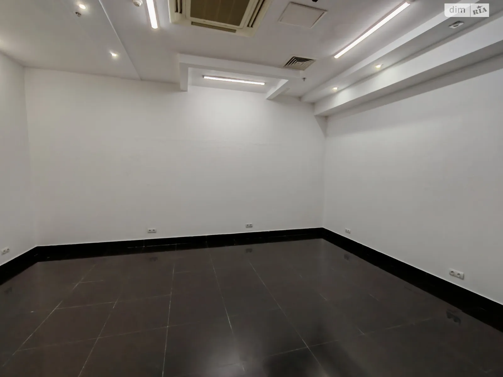 Сдается в аренду офис 27 кв. м в бизнес-центре, цена: 16800 грн - фото 1