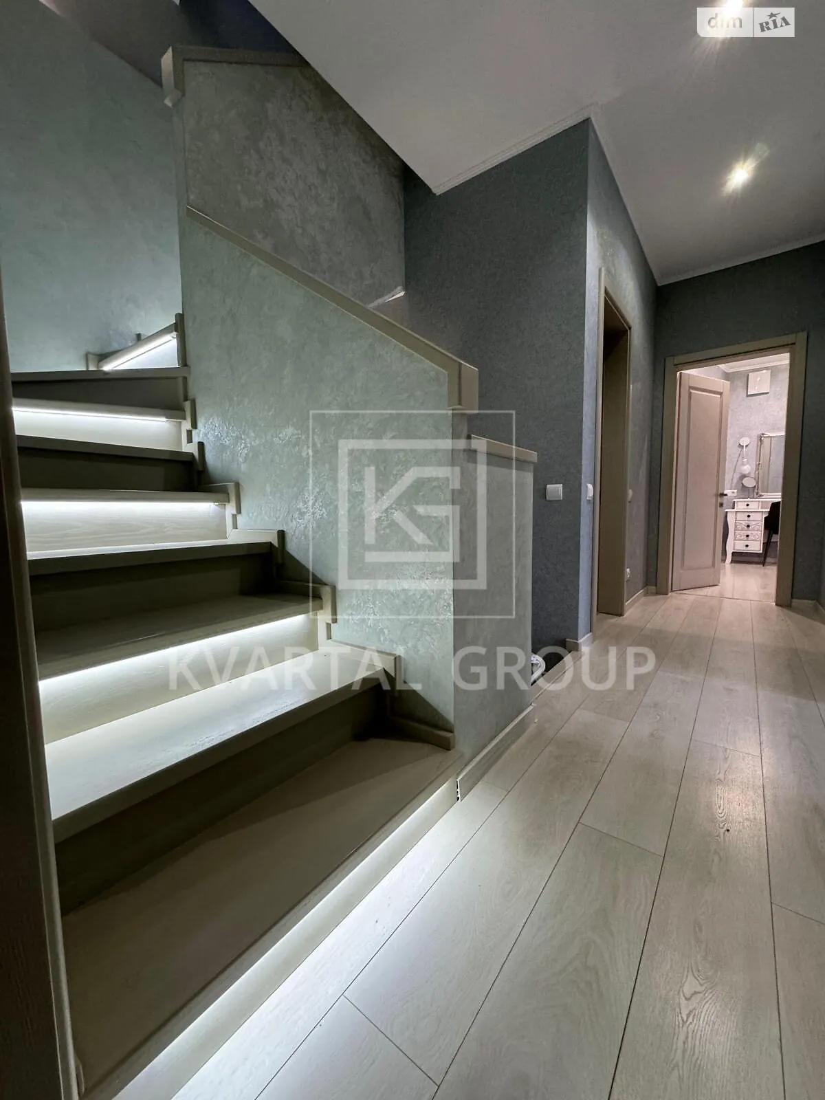 Сдается в аренду дом на 3 этажа 180 кв. м с террасой, цена: 1500 $ - фото 1