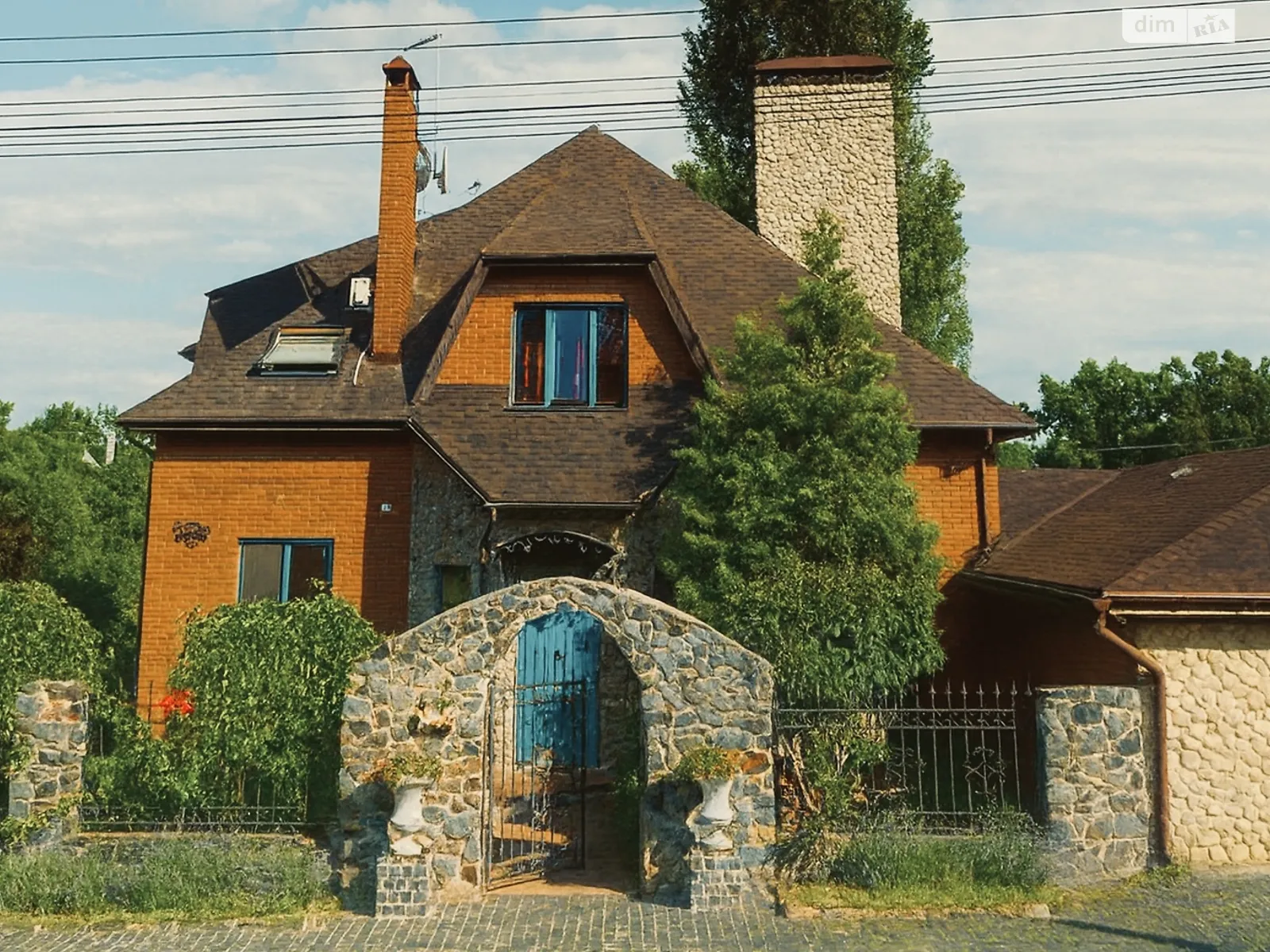 Сдается в аренду дом на 2 этажа 300 кв. м с балконом, цена: 2500 $ - фото 1