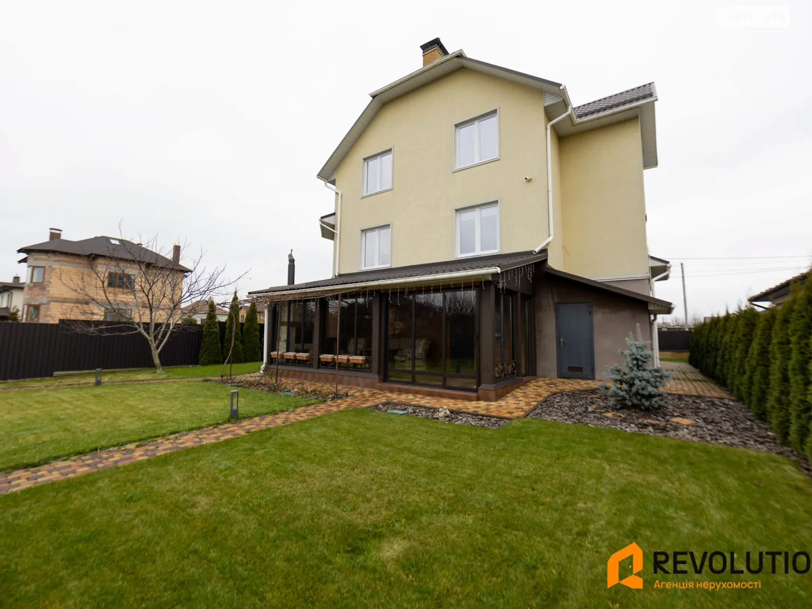 Продается дом на 3 этажа 262.4 кв. м с верандой, цена: 330000 $ - фото 1