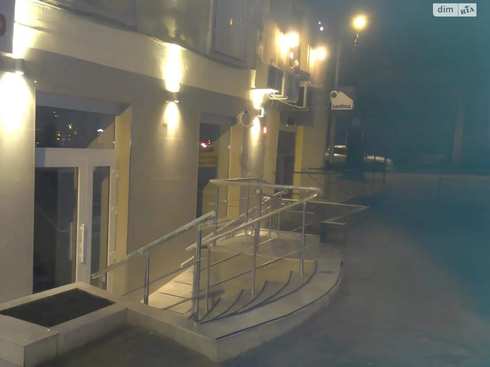 Сдается в аренду офис 43.4 кв. м в бизнес-центре, цена: 25000 грн - фото 1