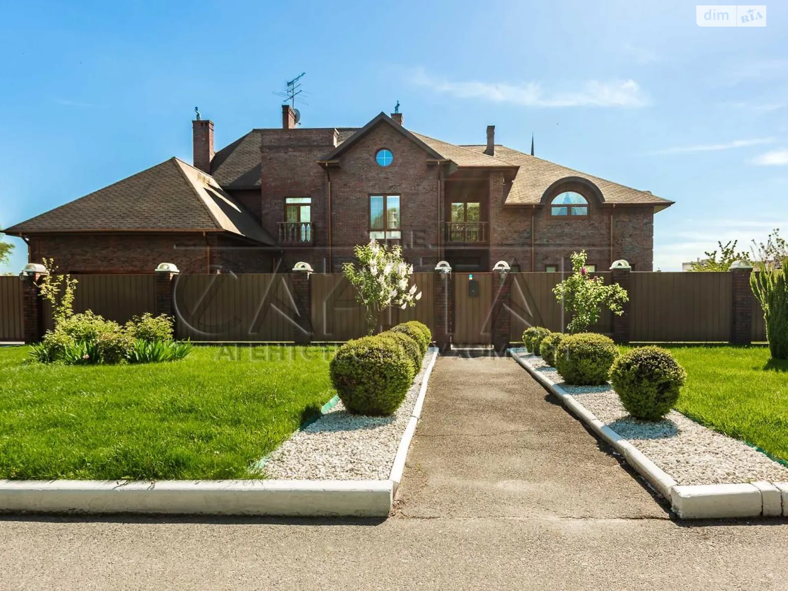 Продается дом на 2 этажа 1100 кв. м с садом, цена: 1550000 $ - фото 1