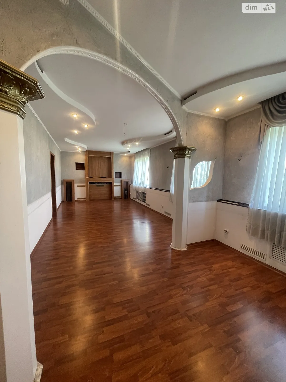 Продается дом на 2 этажа 349.5 кв. м с баней/сауной, цена: 55000 $ - фото 1