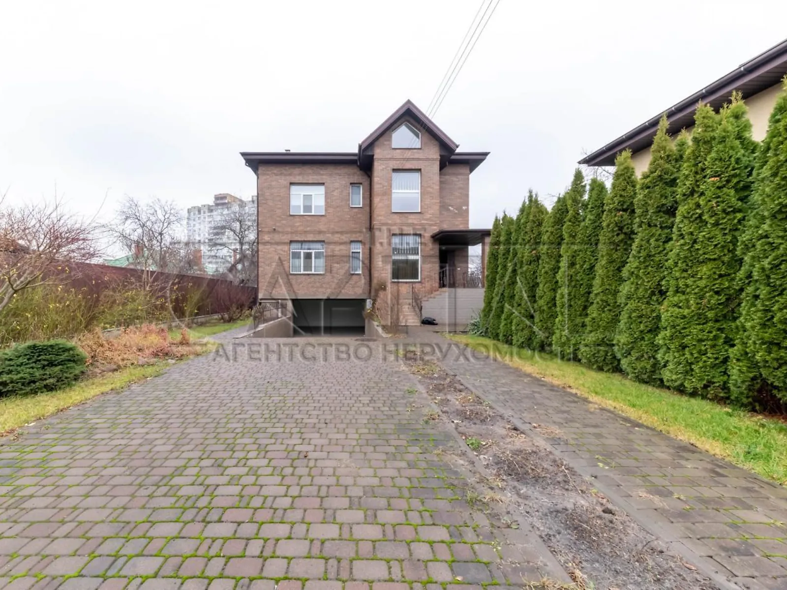 Сдается в аренду дом на 2 этажа 270 кв. м с бассейном, цена: 3500 $ - фото 1