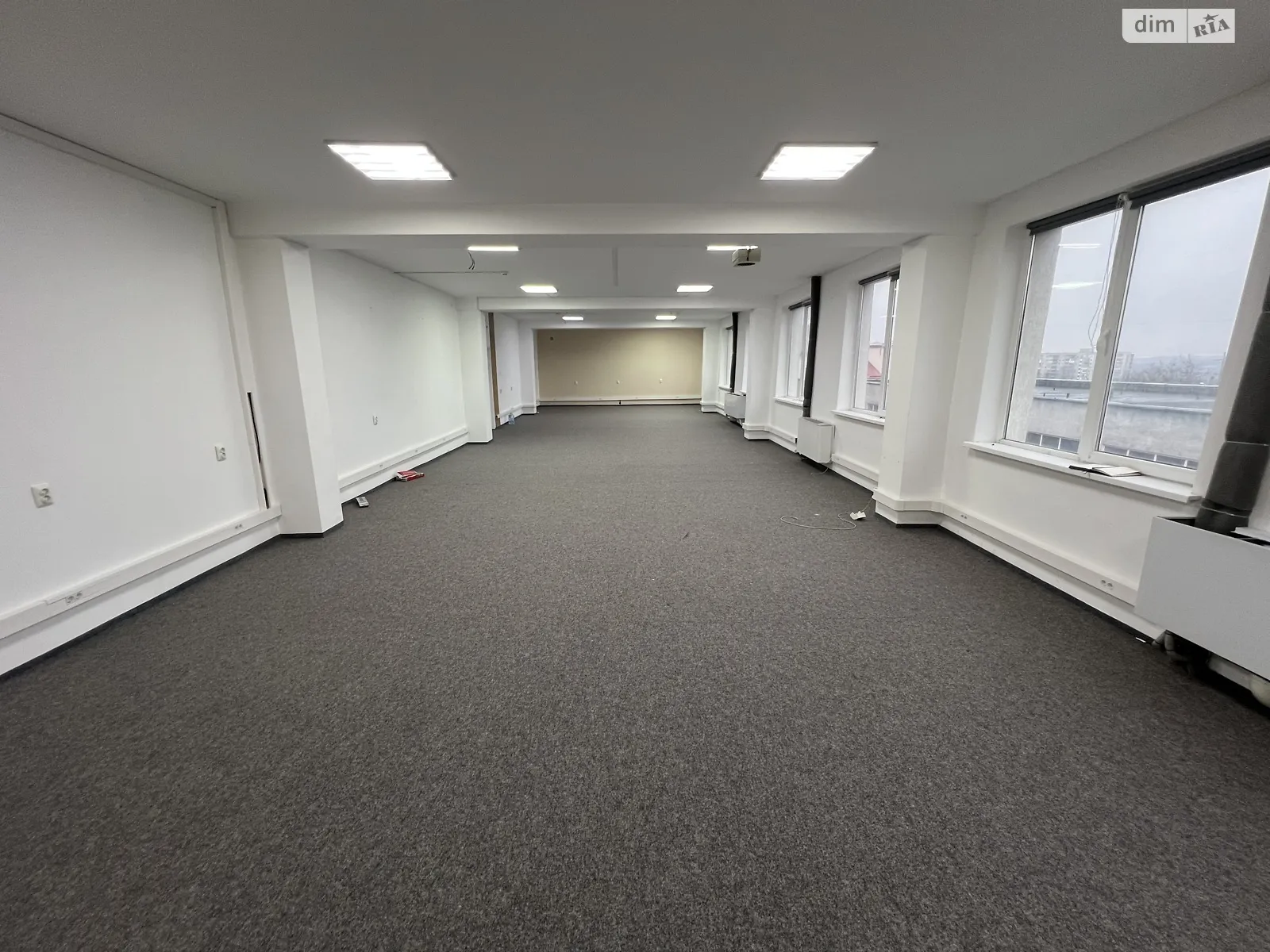 Сдается в аренду офис 135 кв. м в бизнес-центре, цена: 950 $ - фото 1