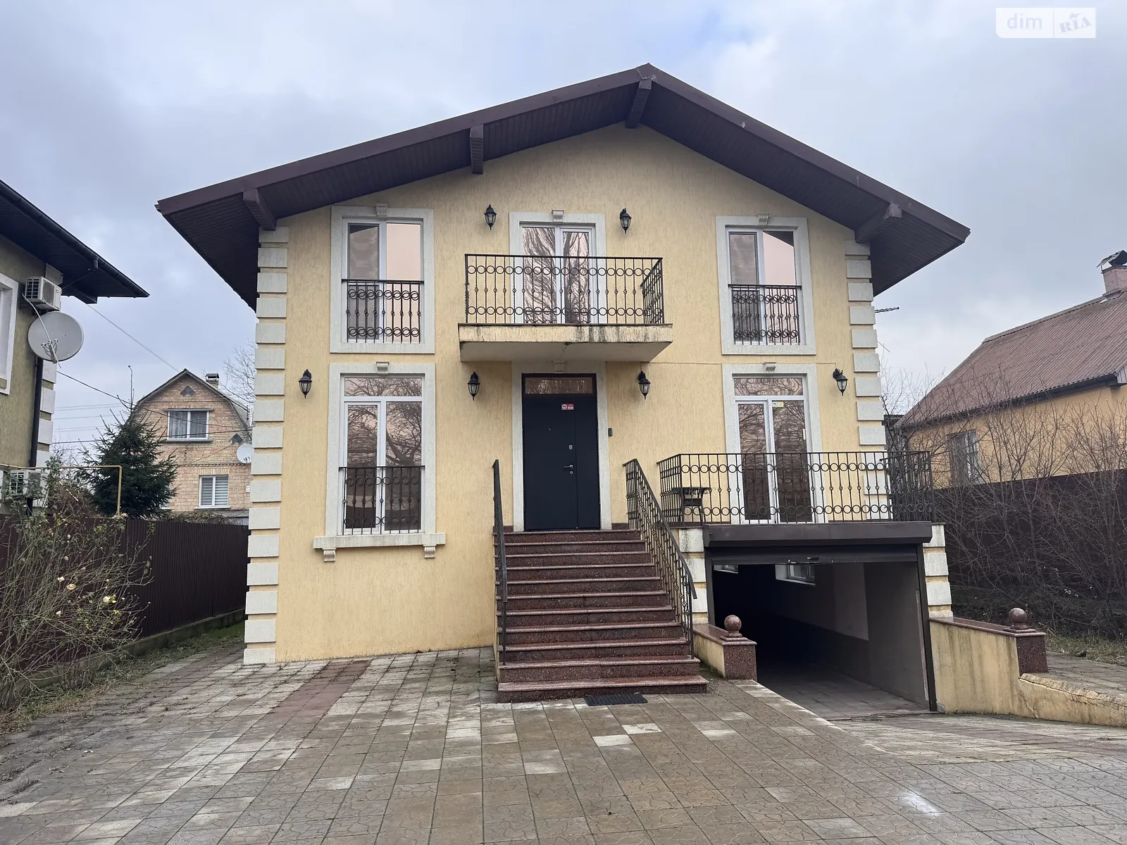 Продается дом на 3 этажа 267 кв. м с подвалом, цена: 250000 $ - фото 1