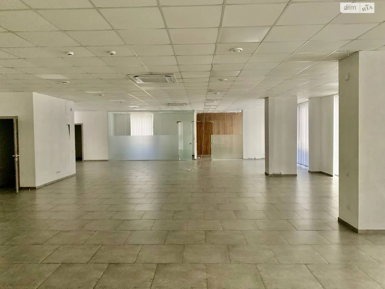 Сдается в аренду офис 235 кв. м в бизнес-центре, цена: 2350 $ - фото 1