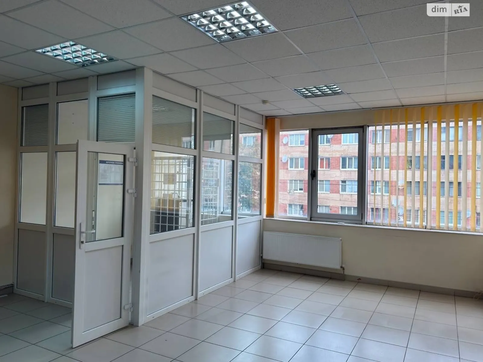 Сдается в аренду офис 45.1 кв. м в бизнес-центре, цена: 11660 грн - фото 1