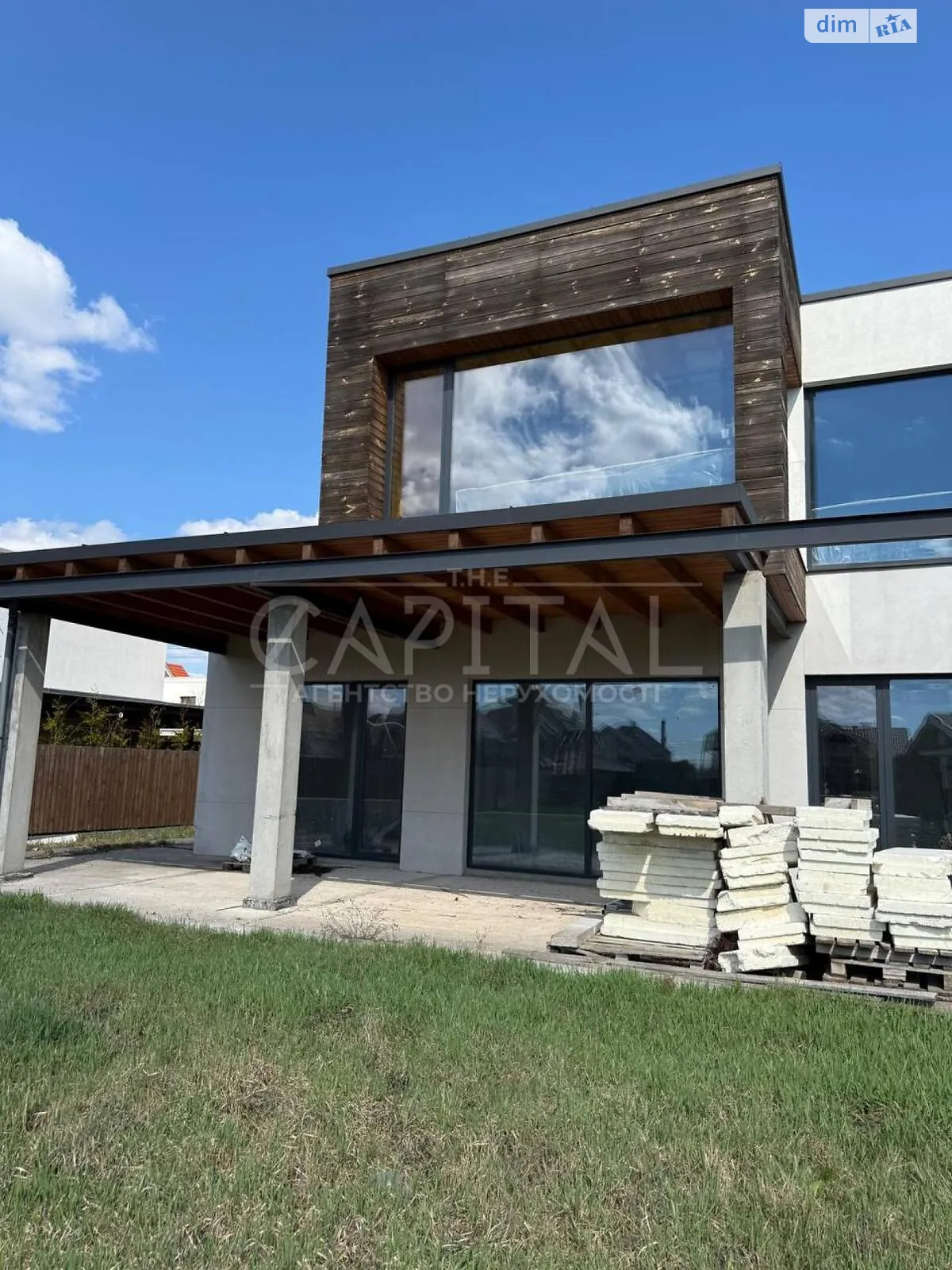 Продается дом на 2 этажа 307 кв. м с гаражом, цена: 440000 $ - фото 1