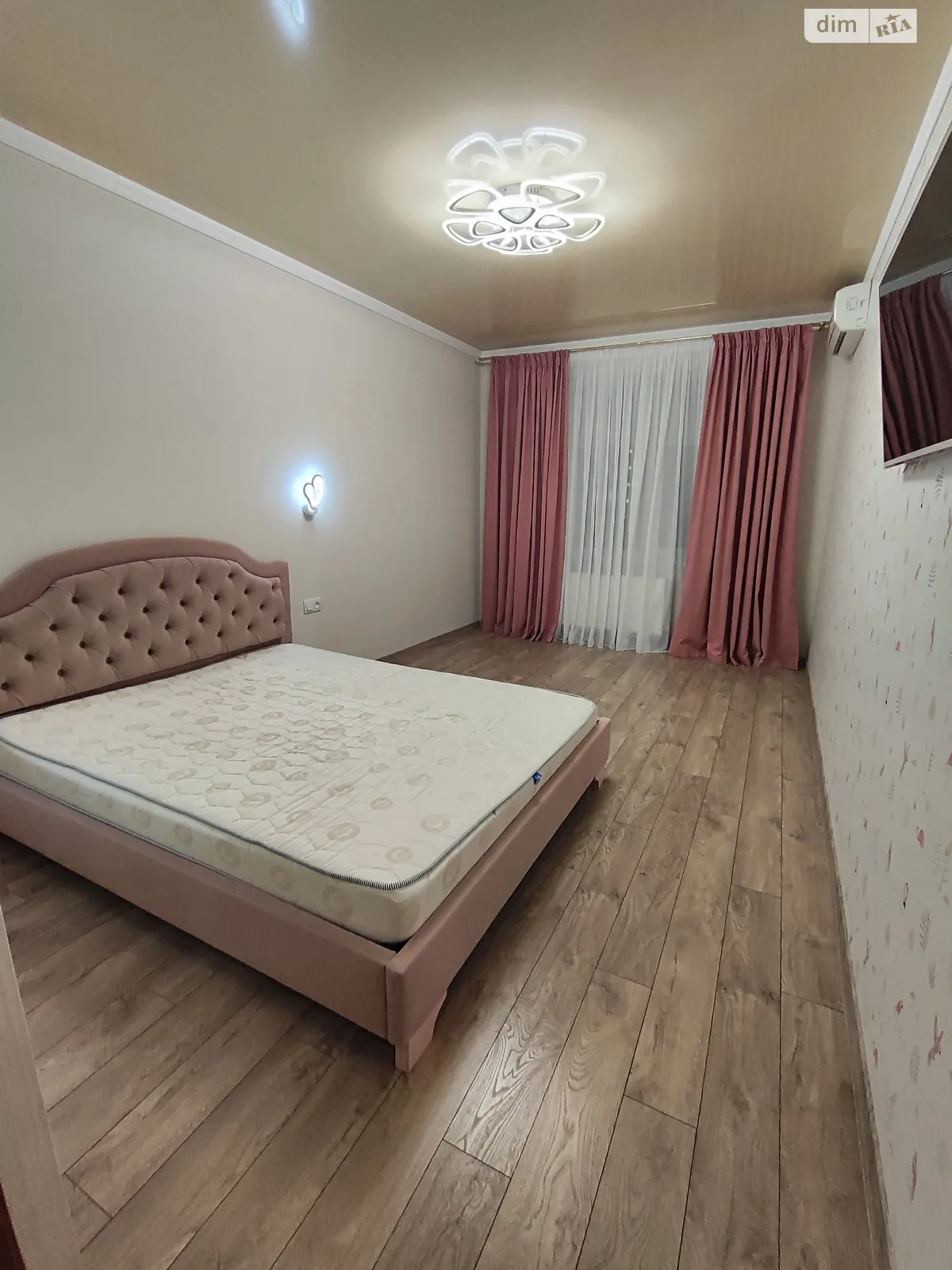 Продается 2-комнатная квартира 61 кв. м в Одессе, мас. Радужный, 8 - фото 1