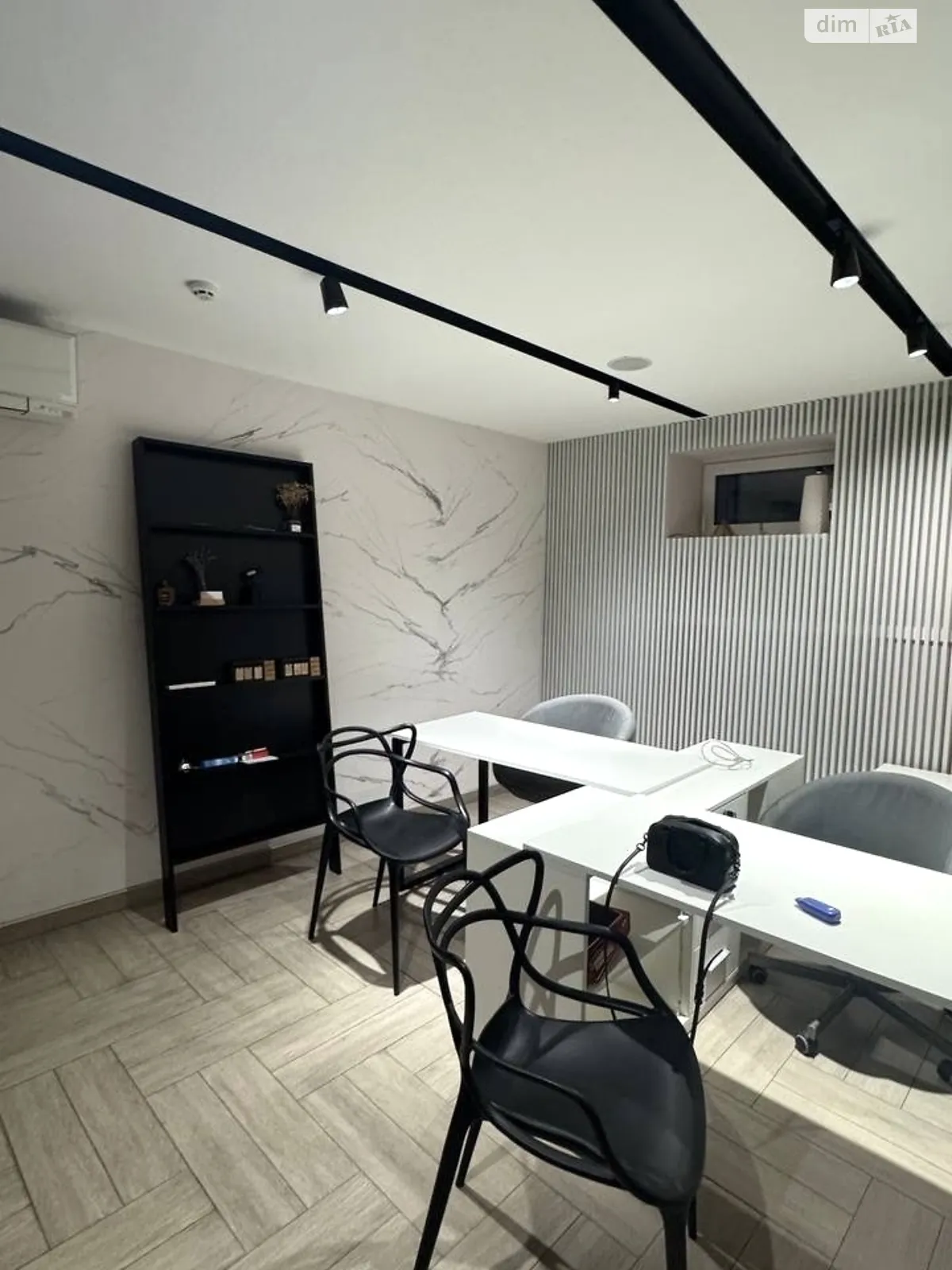 Здається в оренду офіс 35 кв. м в бізнес-центрі, цена: 400 € - фото 1