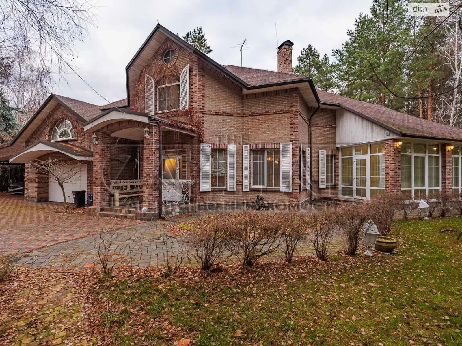 Сдается в аренду дом на 2 этажа 650 кв. м с балконом, цена: 3000 $ - фото 1