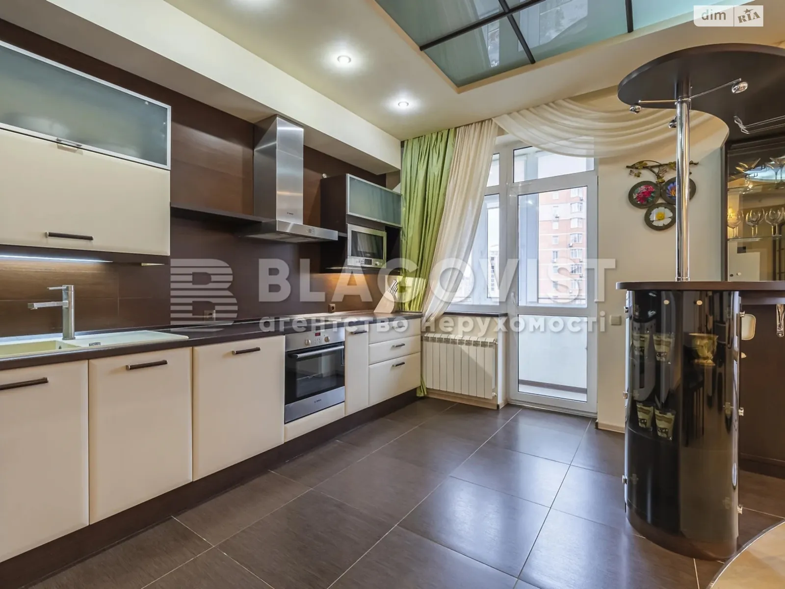 Продается 3-комнатная квартира 138 кв. м в Киеве, ул. Коновальца Евгения, 32Б - фото 1