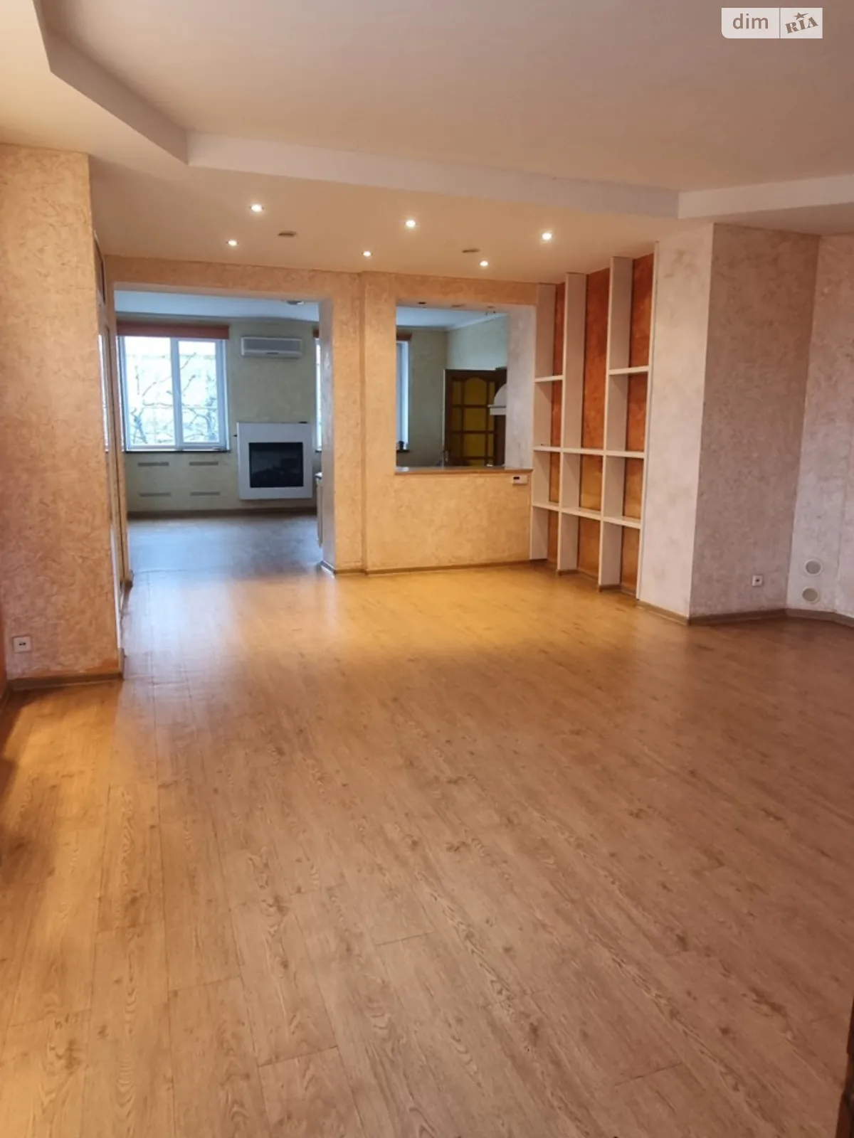 Продается дом на 3 этажа 390 кв. м с балконом, цена: 198500 $ - фото 1