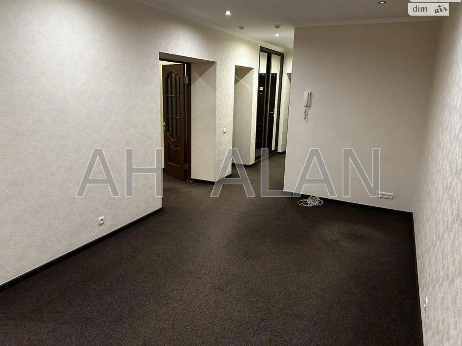 Сдается в аренду офис 100 кв. м в бизнес-центре, цена: 1500 $ - фото 1