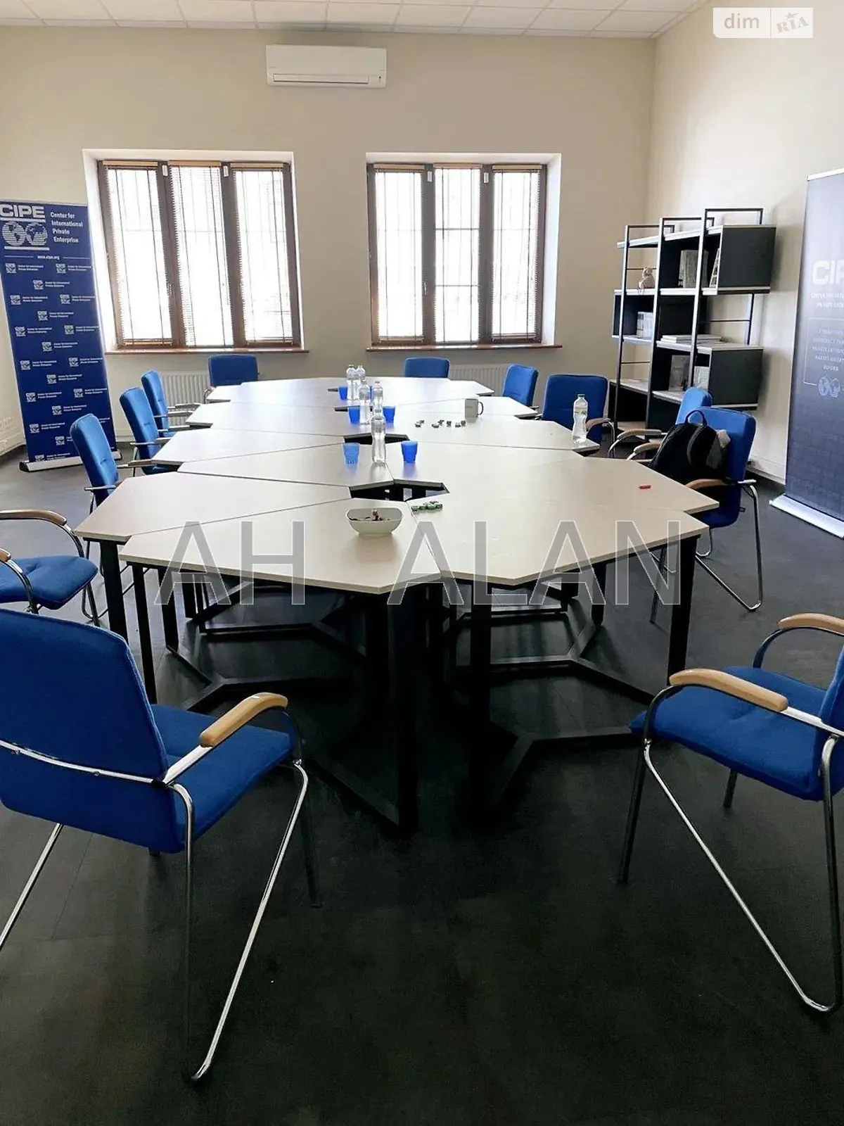 Сдается в аренду офис 190 кв. м в бизнес-центре, цена: 2500 $ - фото 1