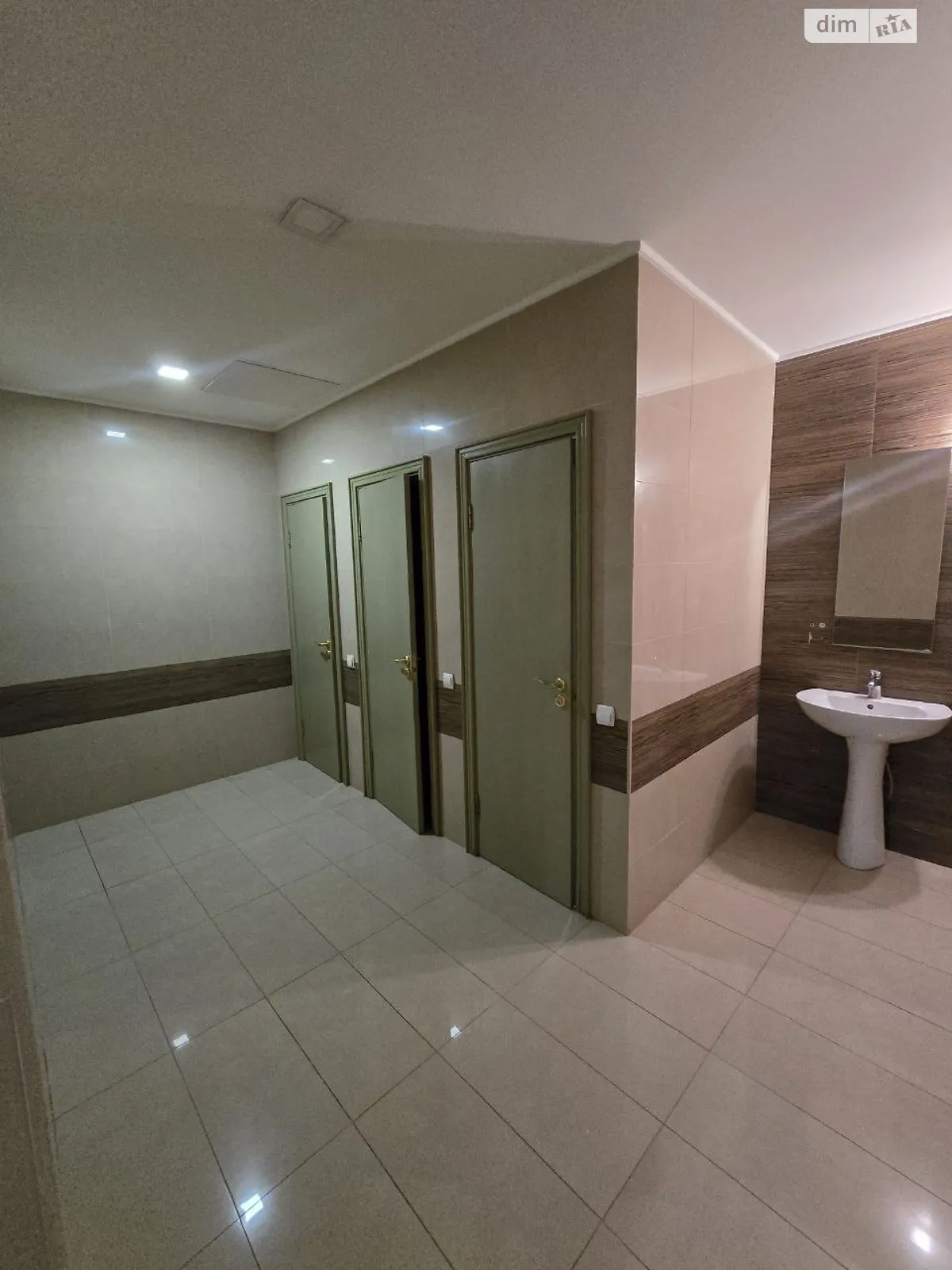 Сдается в аренду офис 585.7 кв. м в бизнес-центре, цена: 8786 $ - фото 1