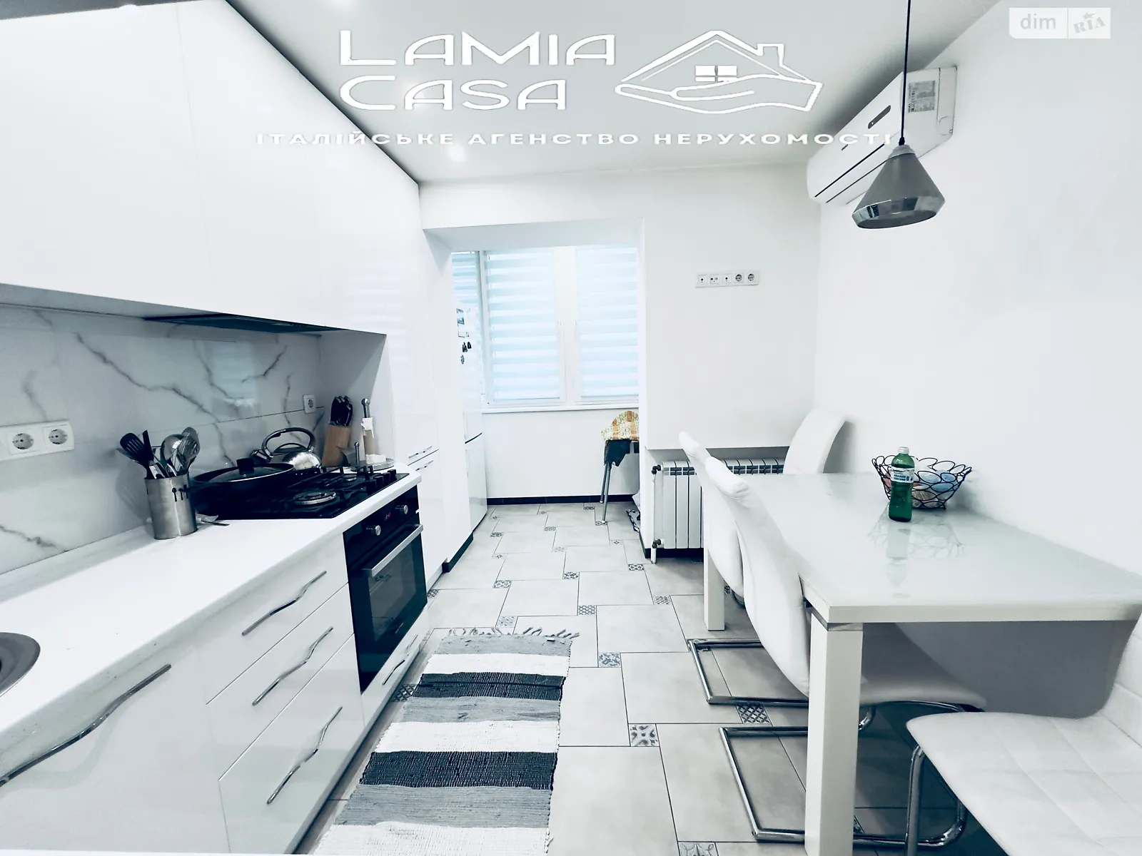 Продается 2-комнатная квартира 52 кв. м в Черновцах, ул. Главная, 191 - фото 1