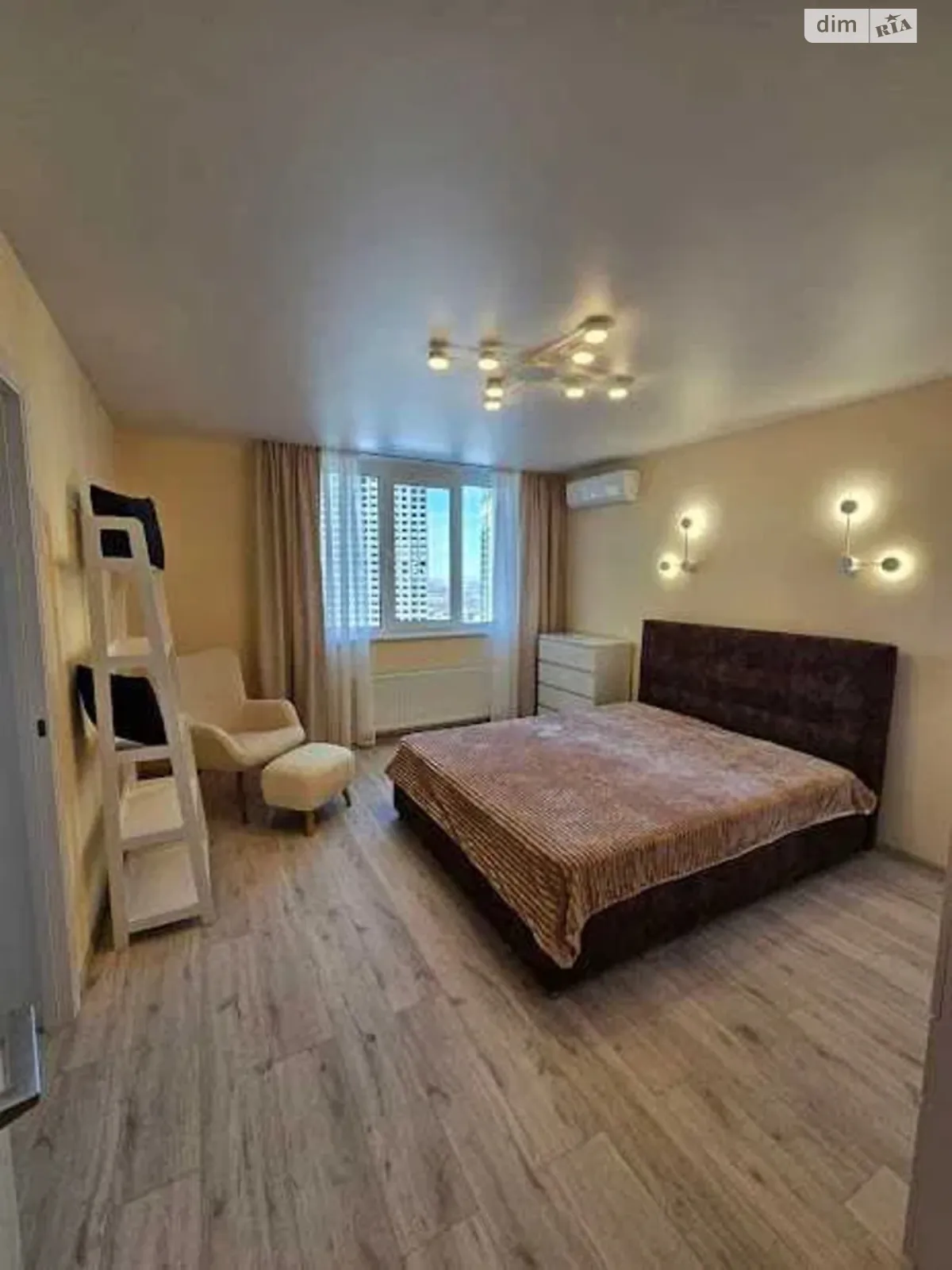 Продается 1-комнатная квартира 40 кв. м в Киеве, ул. Михаила Максимовича, 32 - фото 1