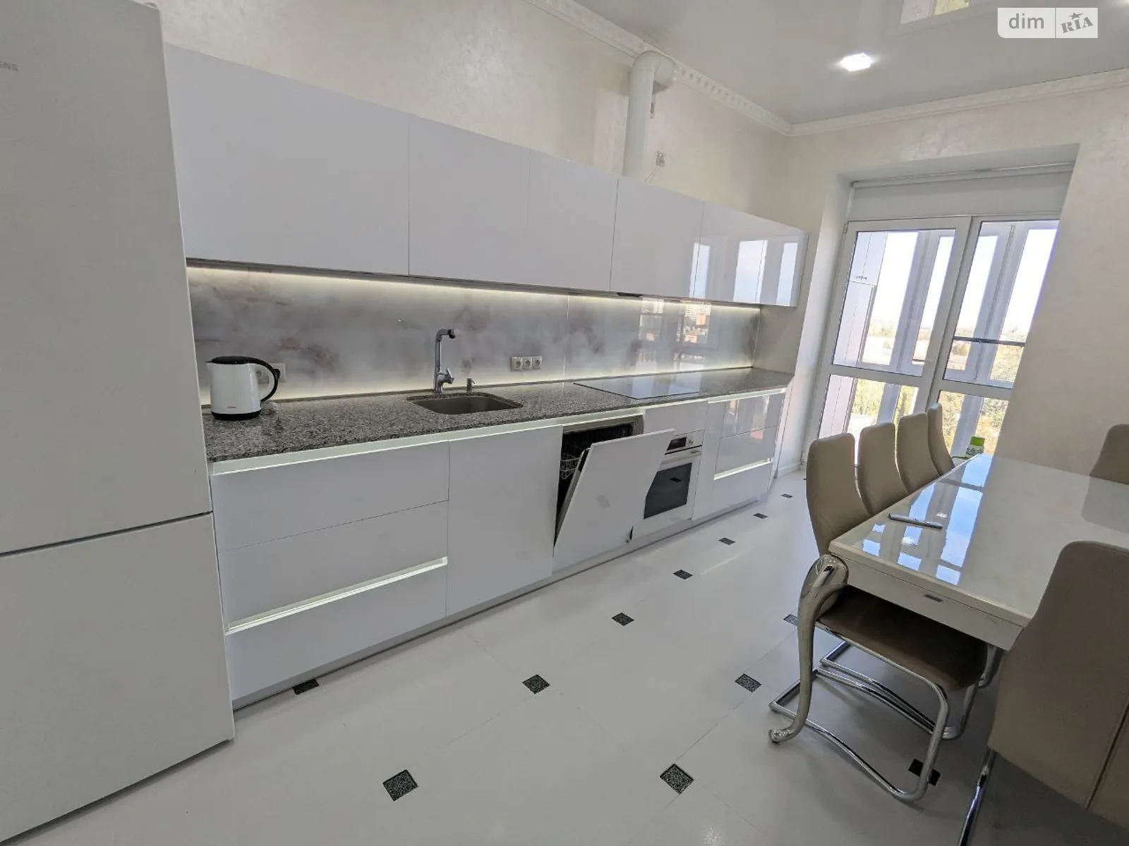 Здається в оренду 3-кімнатна квартира 90 кв. м у, цена: 650 $ - фото 1